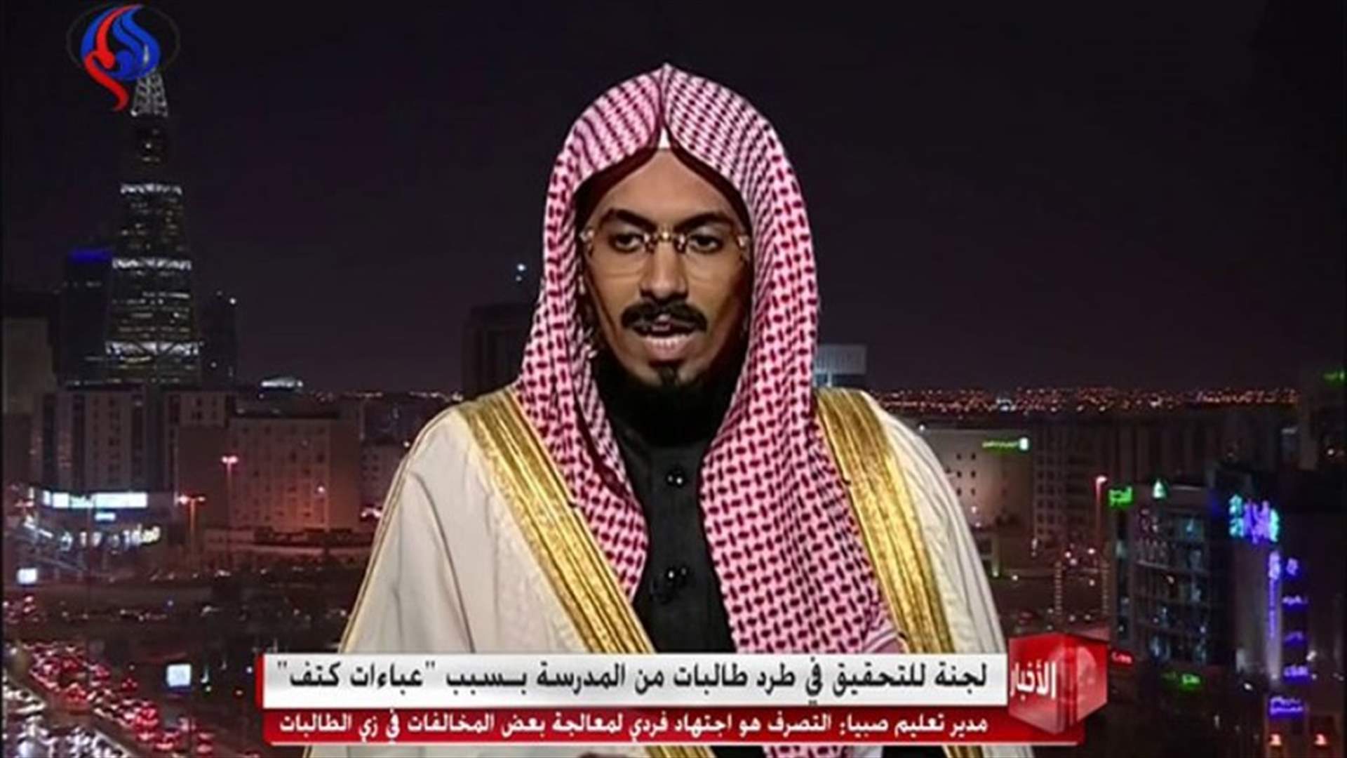 داعية سعودي يثير الجدل... نشر صورة مع شقيقته من دون حجاب