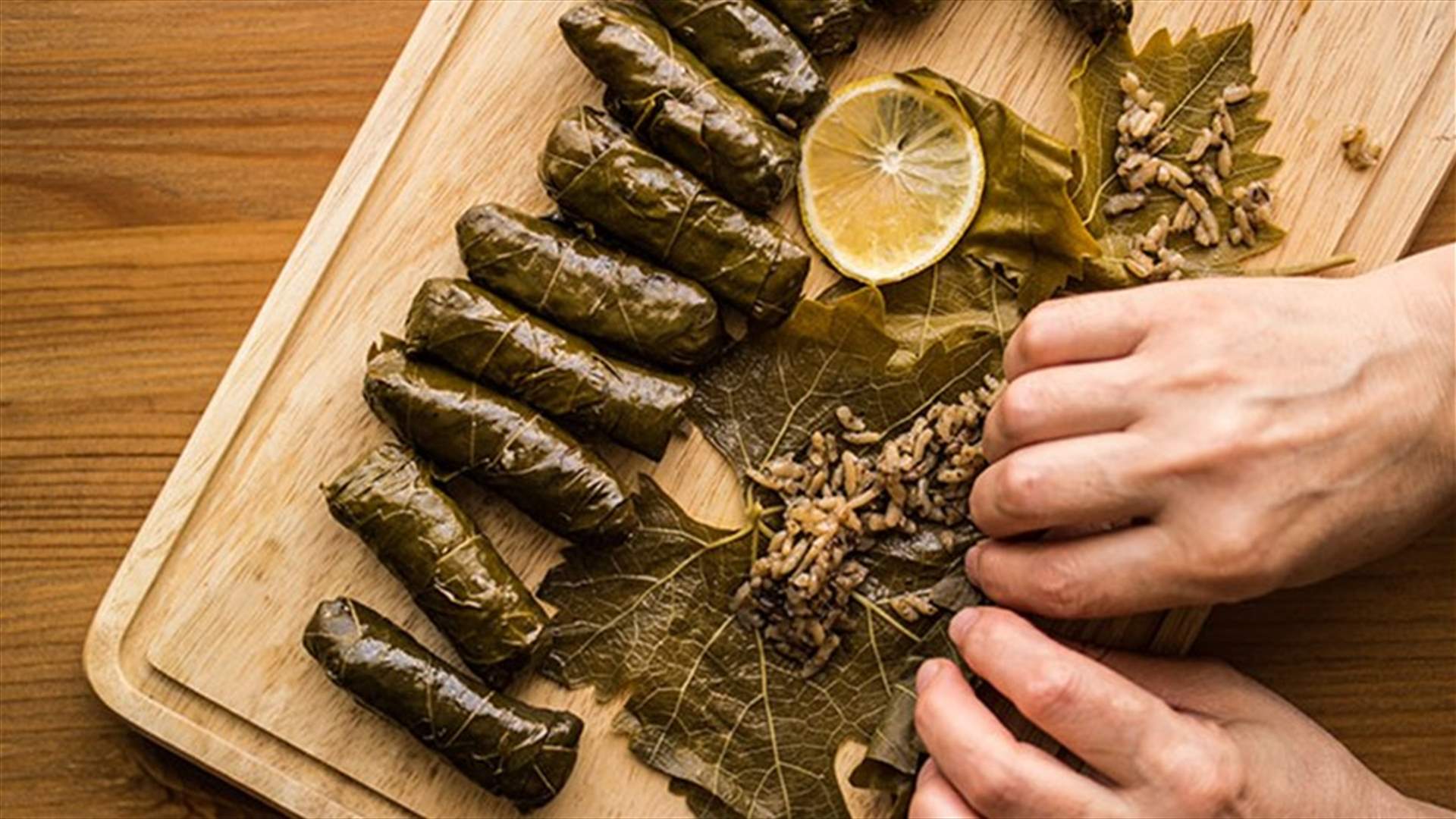 بالفيديو- اليكم أسرع طريقة للف ورق العنب... باستخدام الكيس البلاستيكي