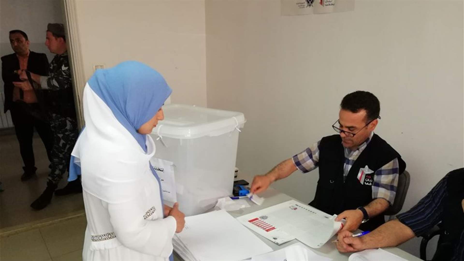بالصور - بدء اقتراع الموظفين في سراي زحلة