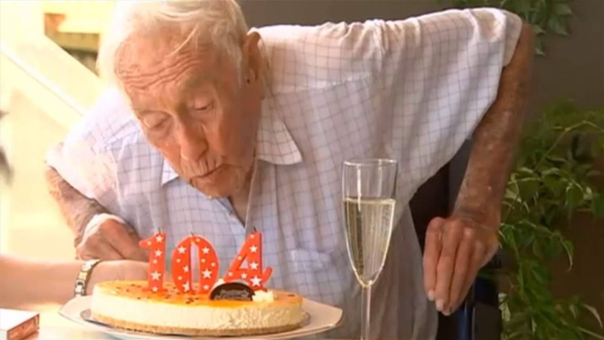 بالفيديو- عالم أسترالي احتفل بعيده الـ 104 قبل أن يُنهي حياته