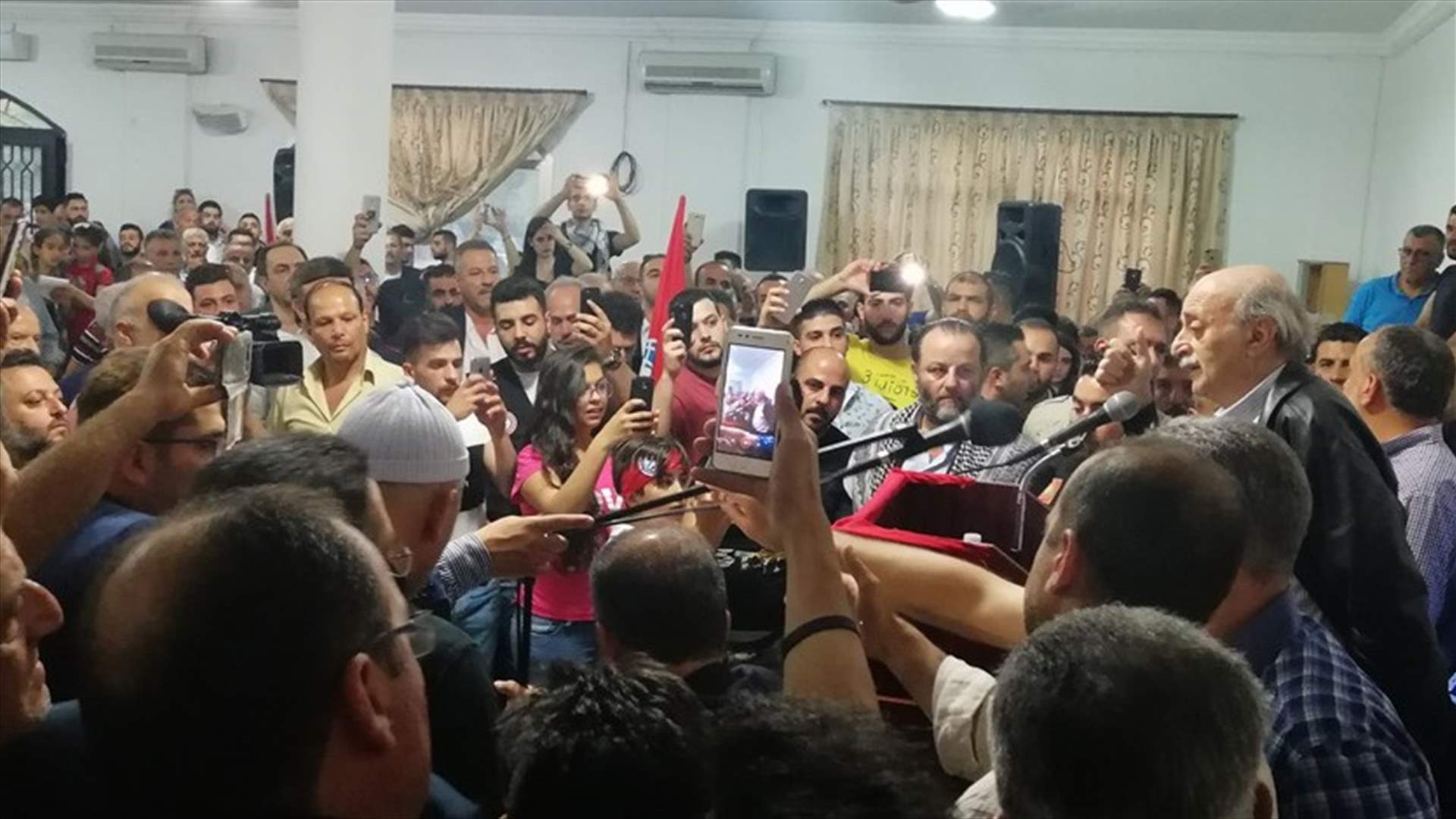 جنبلاط للحريري: لماذا تترك موقع رئاسة الوزراء للعابثين والسارقين؟