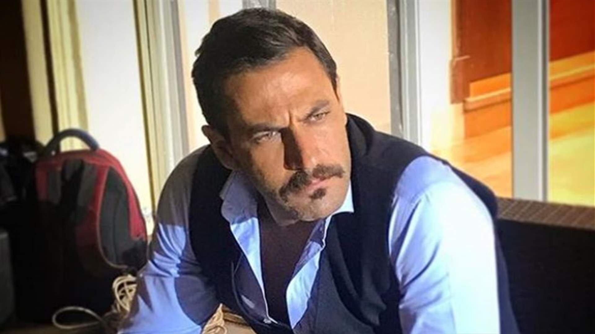 بالصور- طفل رضيع  يشغل نيكولا معوّض في كواليس التصوير.. ما القصة؟
