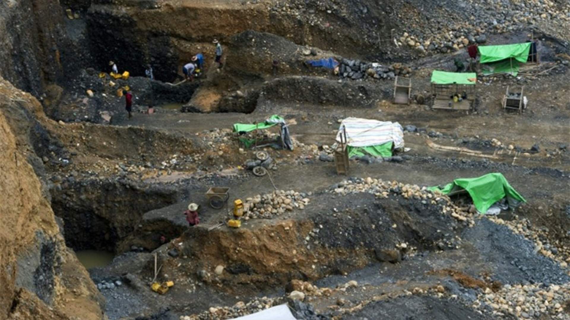 مقتل 17 شخصا بانزلاق التربة قرب منجم في بورما