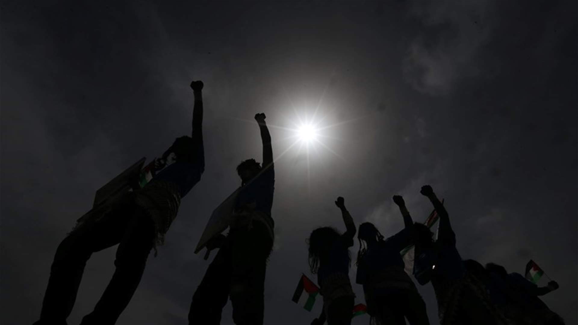 مقتل 5 فلسطينيين في انفجار وسط قطاع غزة