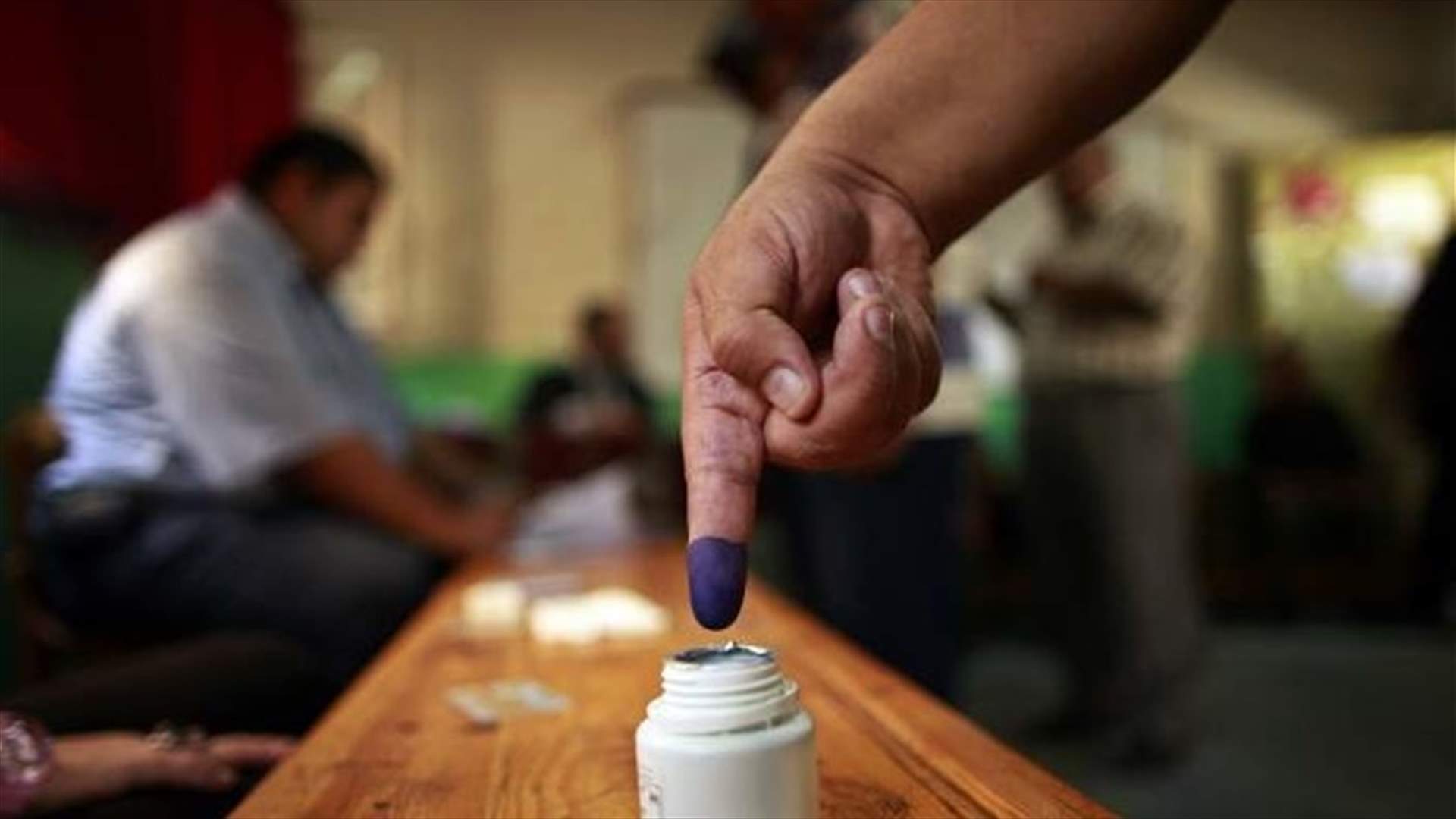 بالصور- مسنّة  تخطّت المئة عام ... لكنها أصرّت على الإقتراع