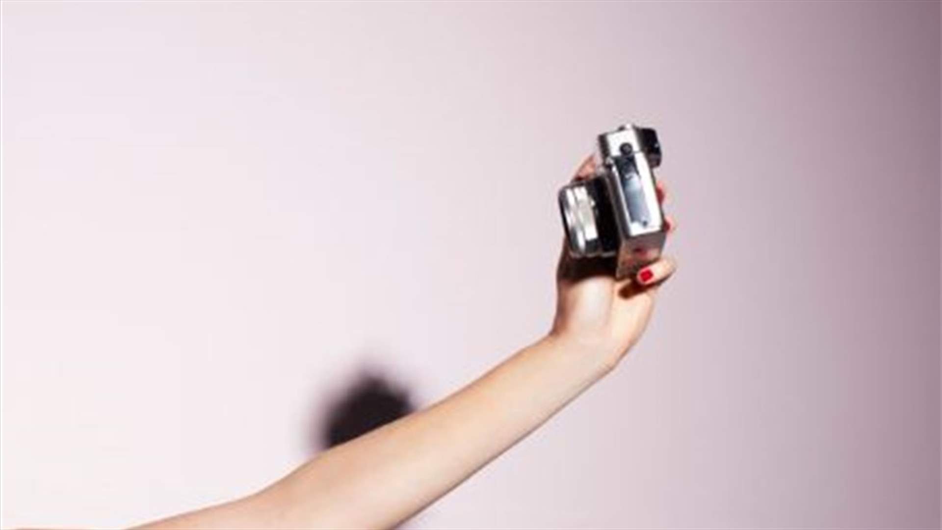 بالفيديو- صورة سيلفي أوقعته من ارتفاع 15 متراً... ماذا حصل بعدها؟