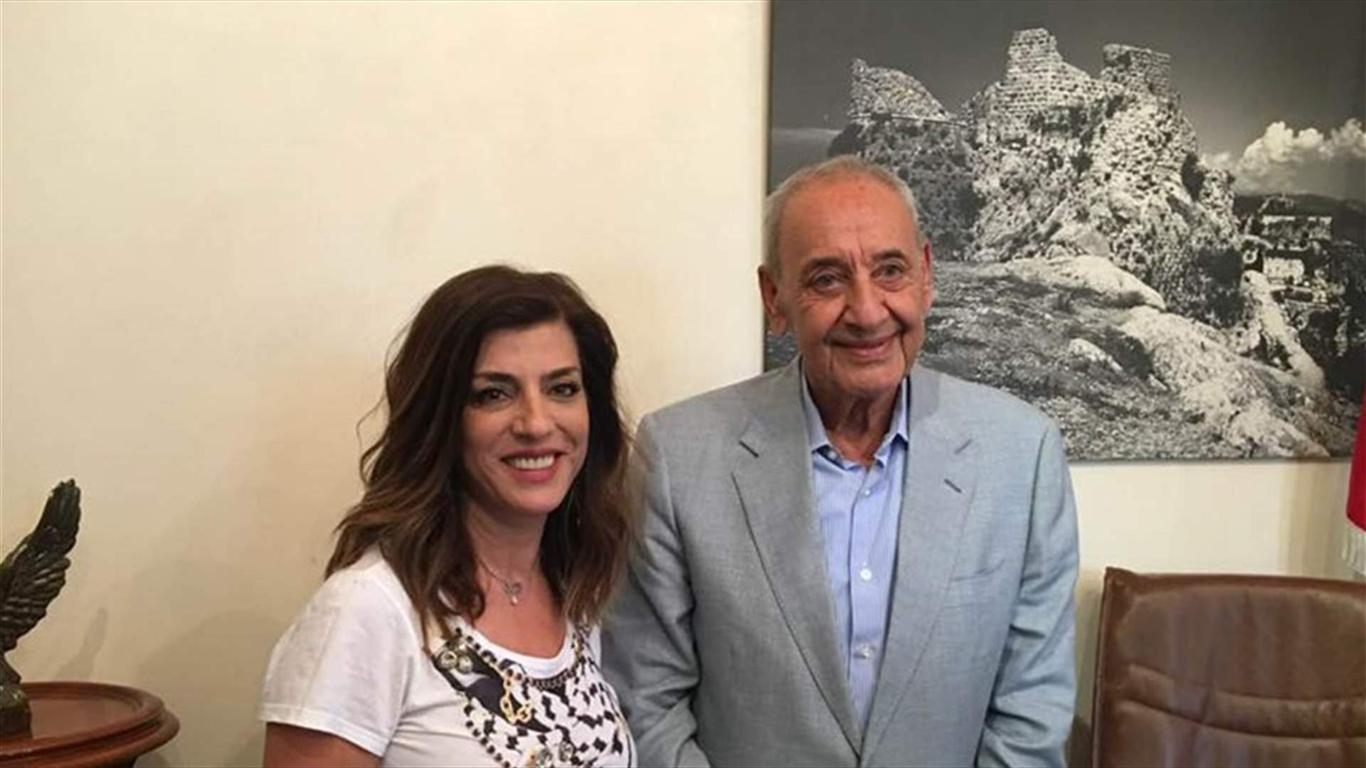 بالصور – الـLBCI  تلتقي افراد عائلة بري في منزله في المصيلح...