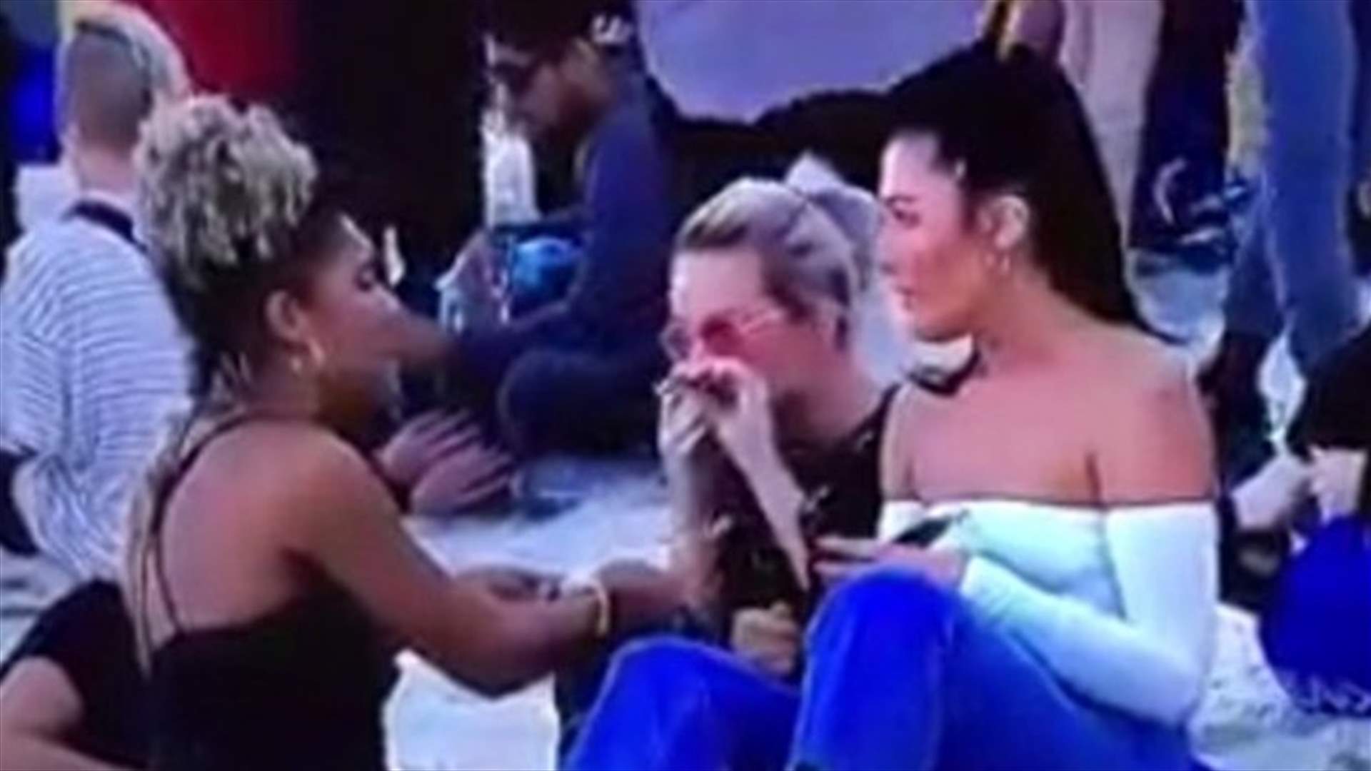 بالفيديو- الكاميرا تفضح شابة تتعاطى المخدرات مباشرة على الهواء