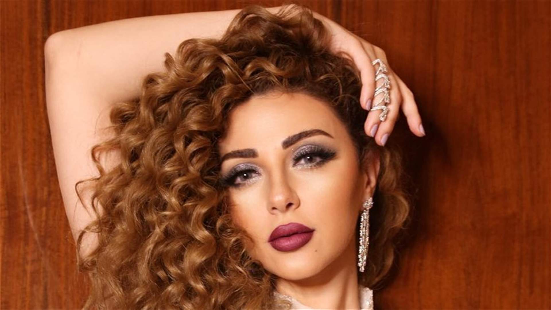 بالصور – ميريام فارس بفستان صيفي مثير للغاية من الخلف!