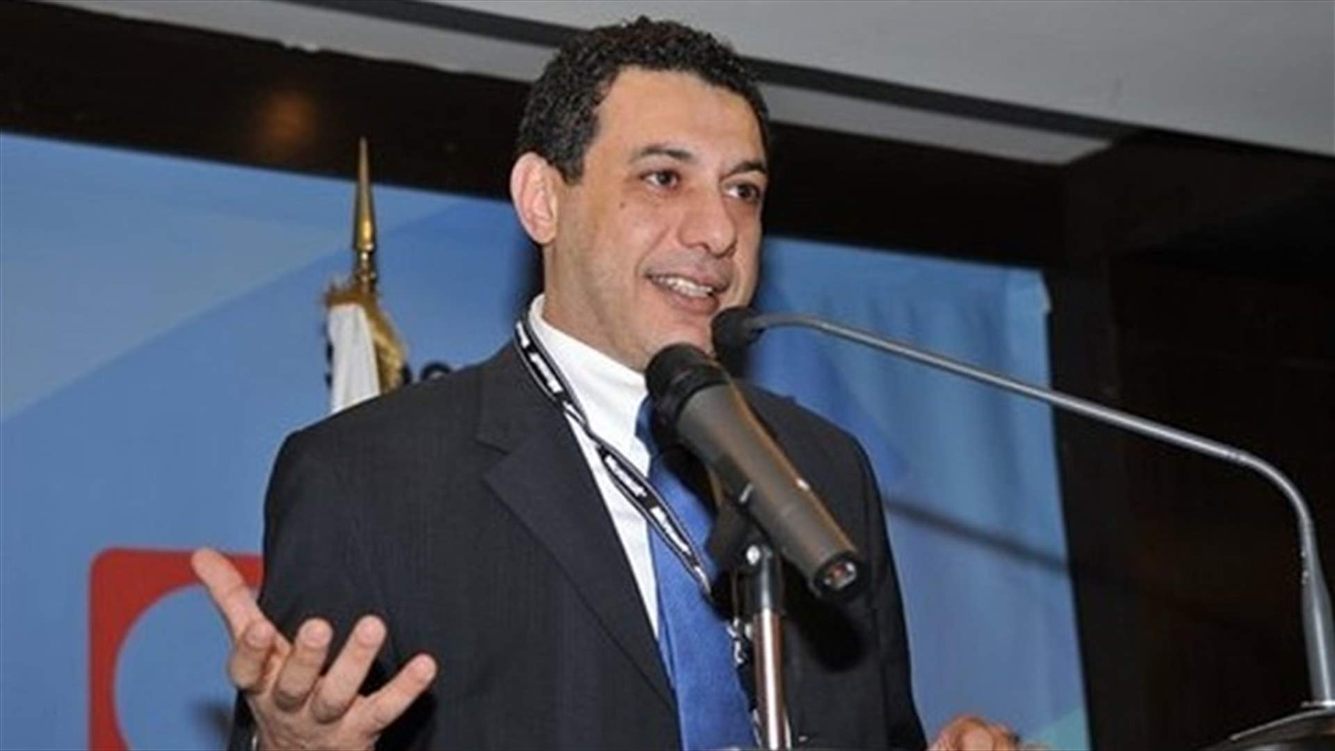 نزار زكا بدأ إضرابا مفتوحا عن الطعام: على المسؤولين التحرك