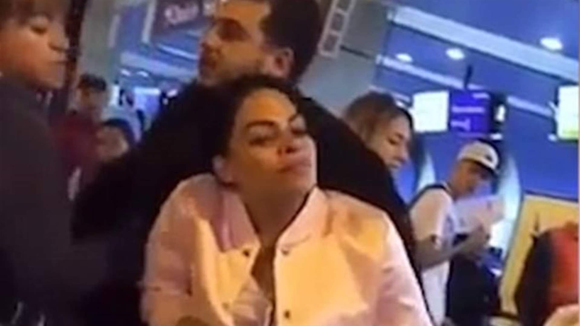أثناء توجّههما إلى رحلتهما الرومانسية... ضبطت زوجها الخائن بالجرم المشهود مع عشيقته