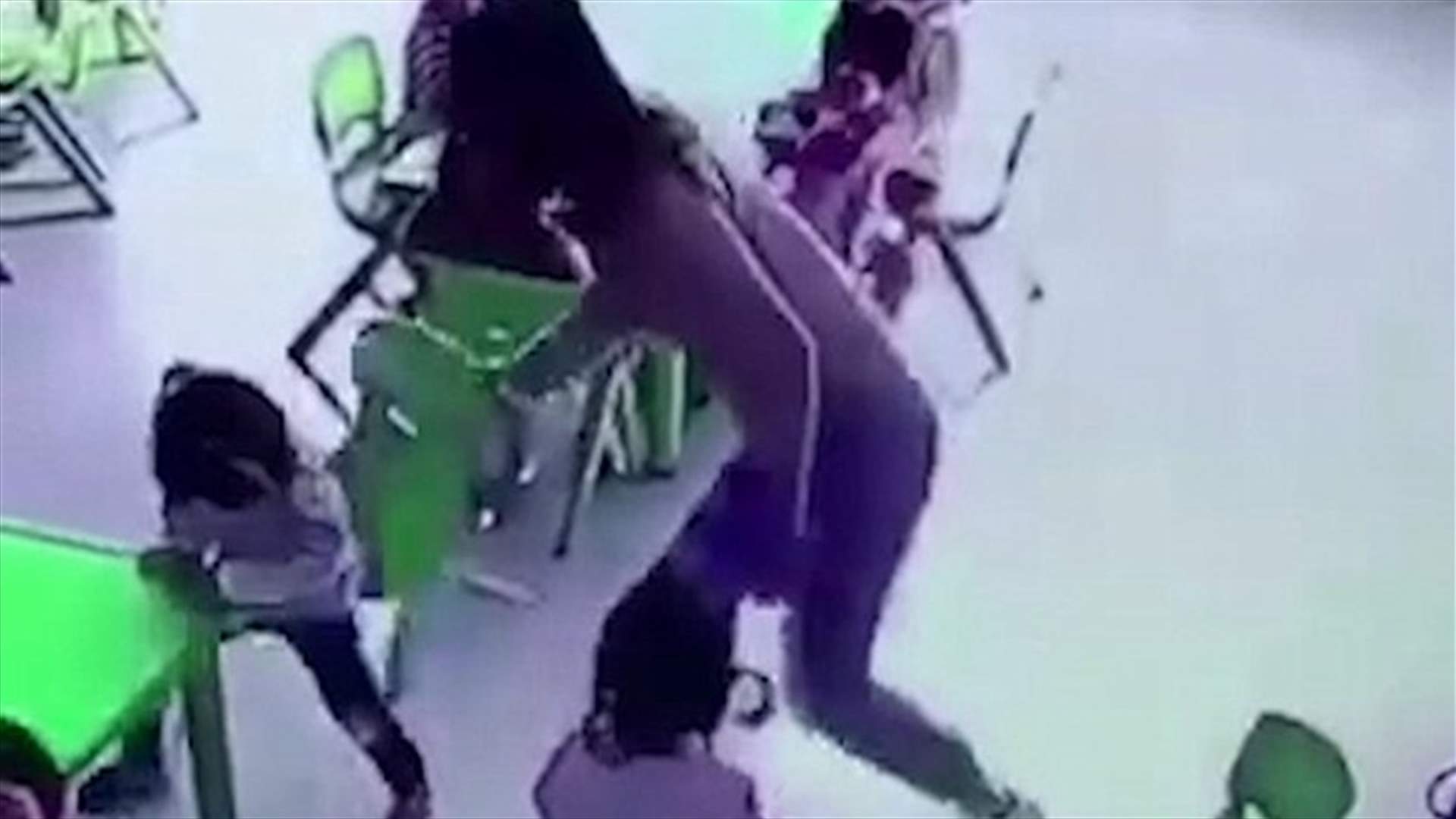 بالفيديو – ما قامت به هذه المعلمة بحقّ طفلة صادم للغاية!