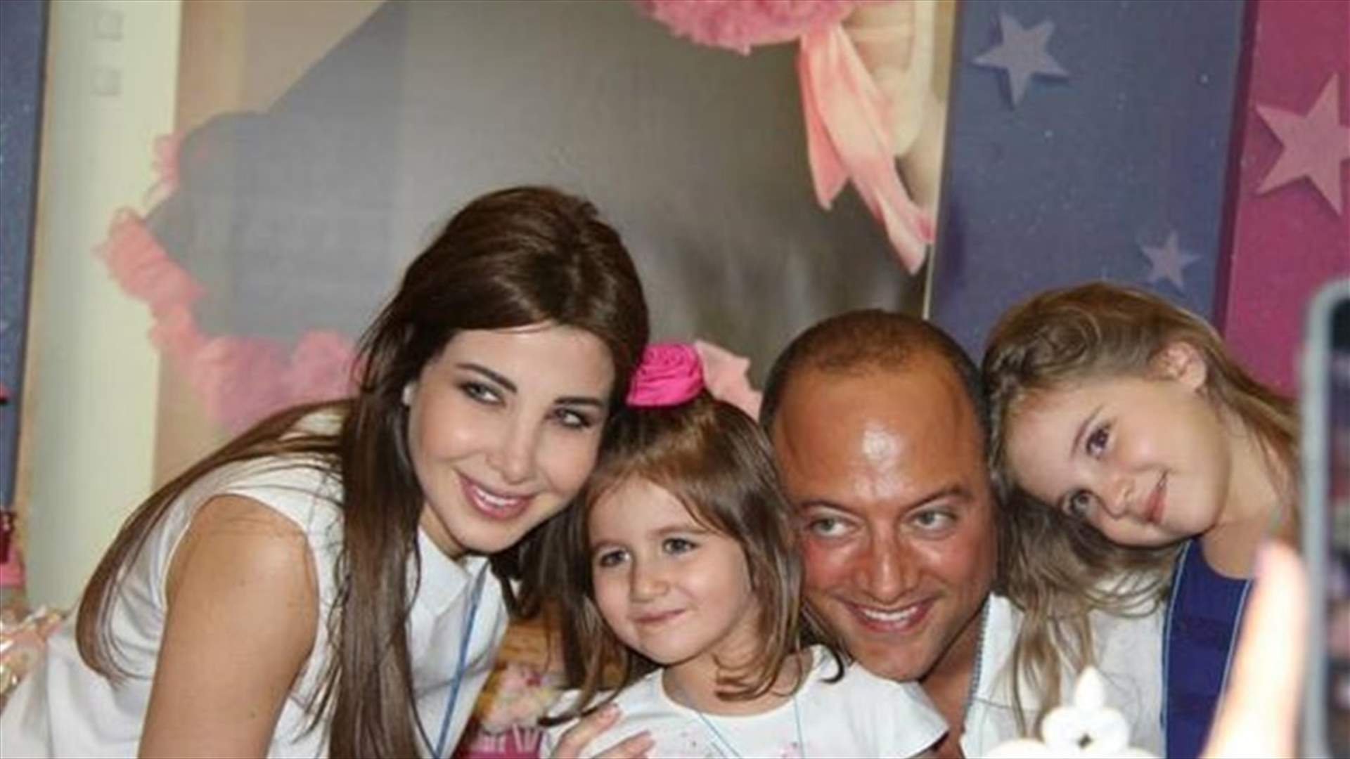 بالصور- نانسي عجرم تحتفل بالمناولة الأولى لإبنتها ميلا