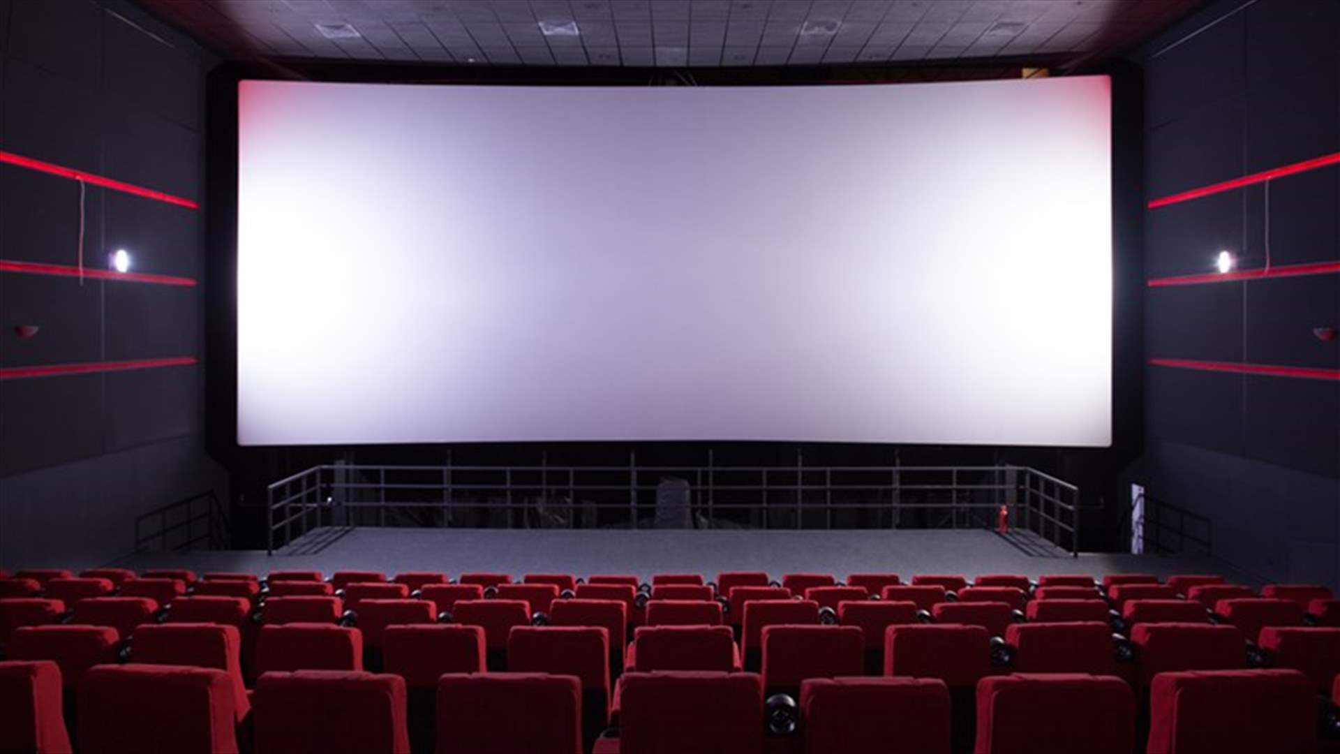 رجل أعمال تحرّش بطفلة داخل السينما... ووالدتها إلى جانبها!