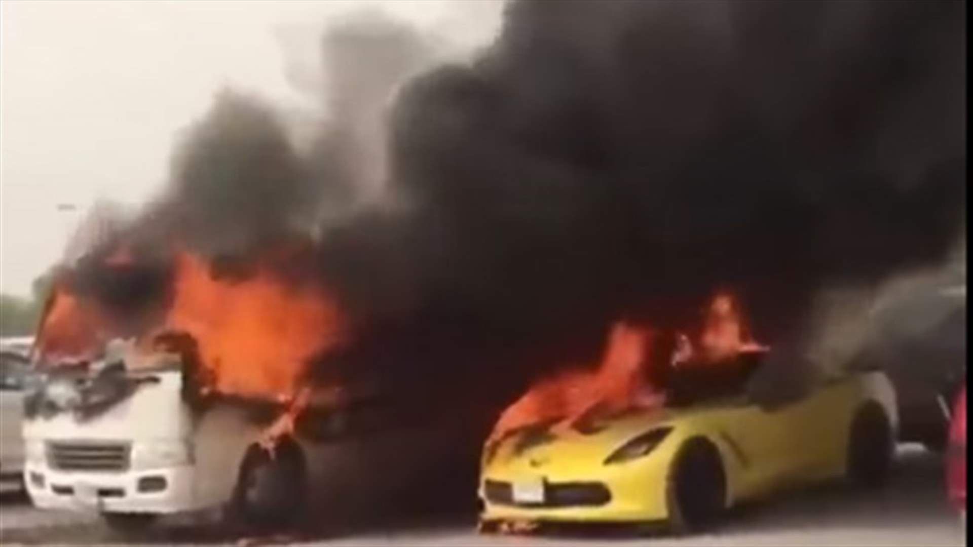 بالفيديو – احتراق 12 سيارة بسبب خلاف بين رجلين في دبي