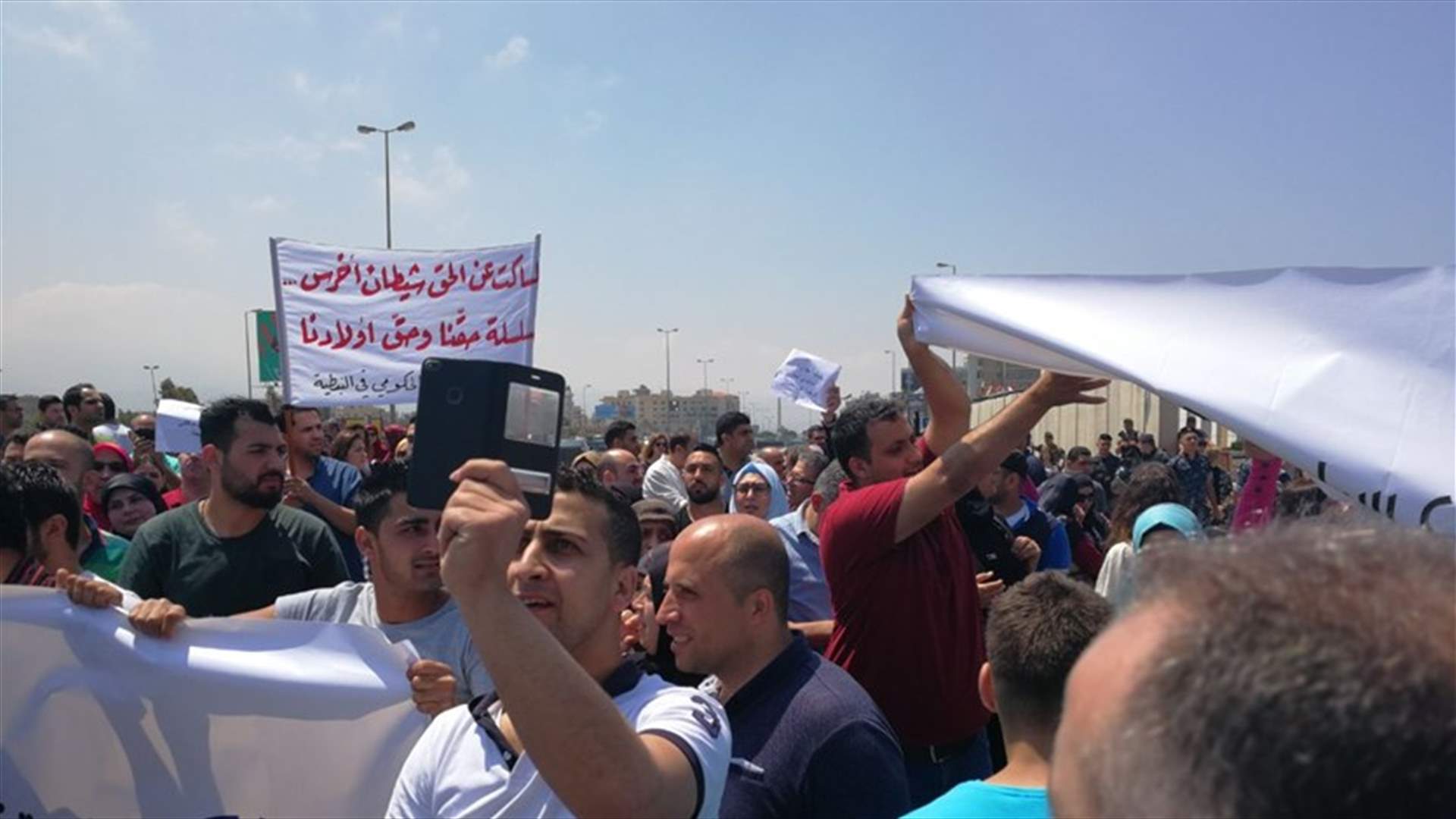 موظفو المستشفيات الحكومية قطعوا الطريق أمام وزارة الصحة