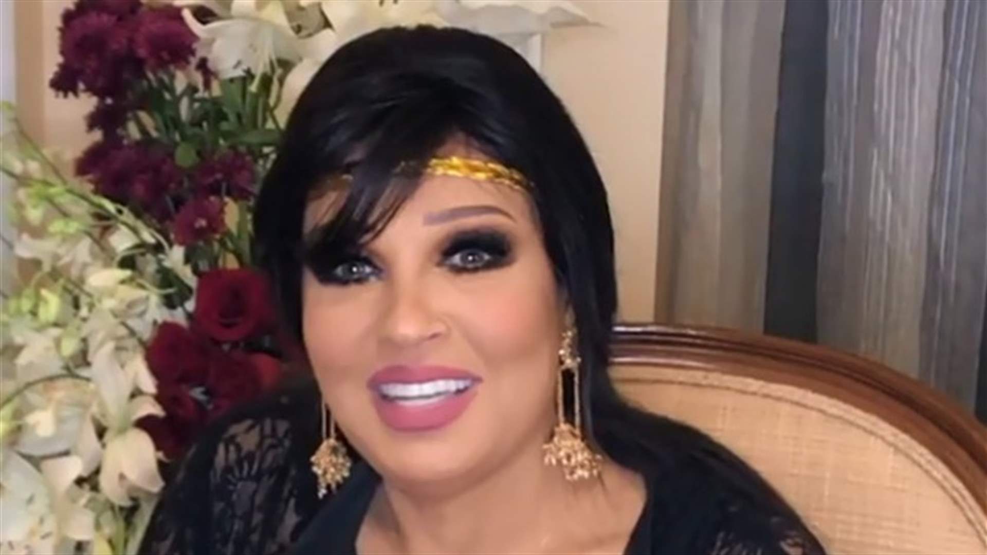 بالصور- فيفي عبده ترتدي الحجاب بصدرٍ مكشوف.. والجمهور يتّهمها باستخدام الفوتوشوب