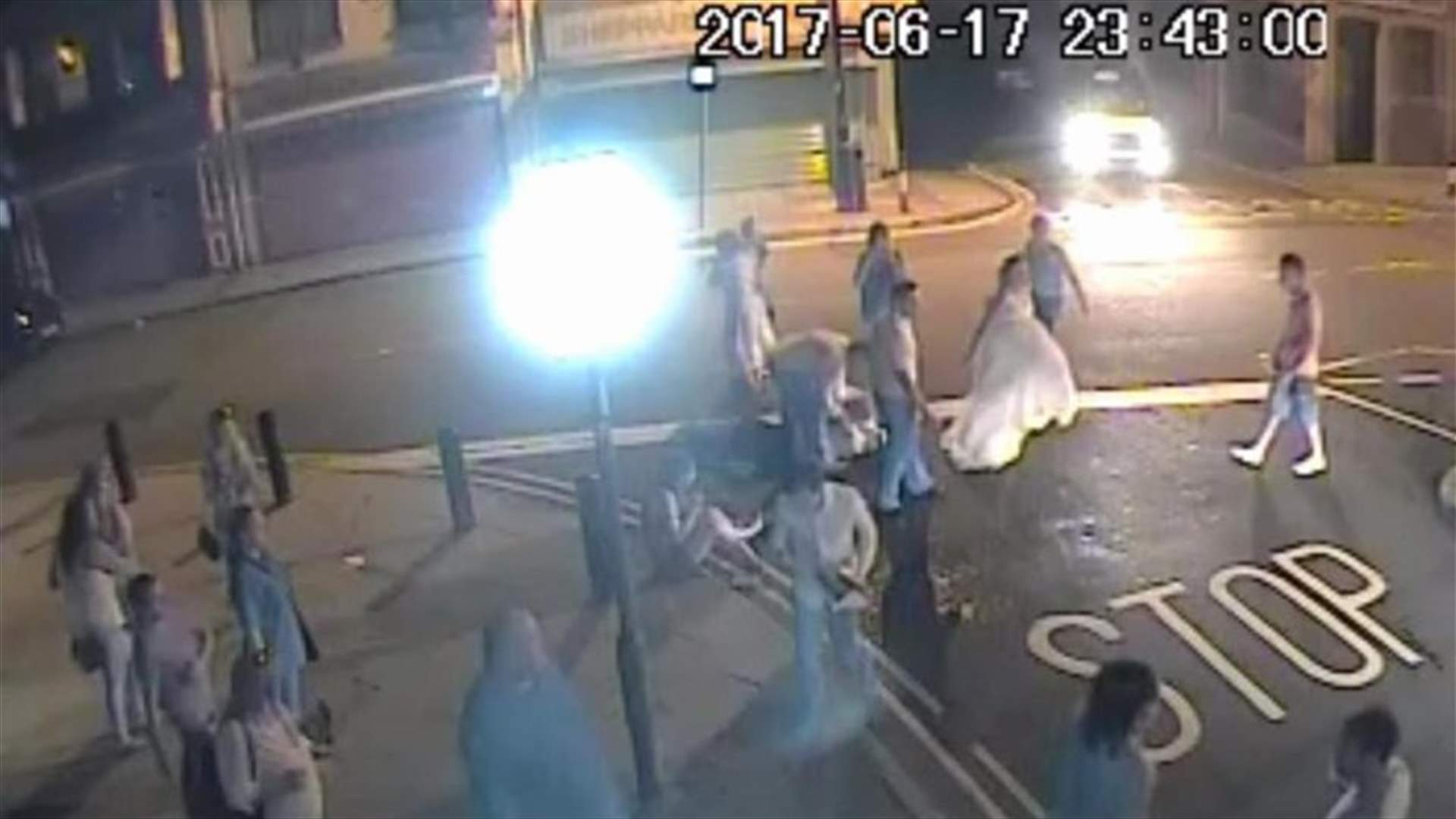 بالفيديو- حفل زفاف ينتهي في الشارع... والعروس تحاول التدخل لمنع القتال