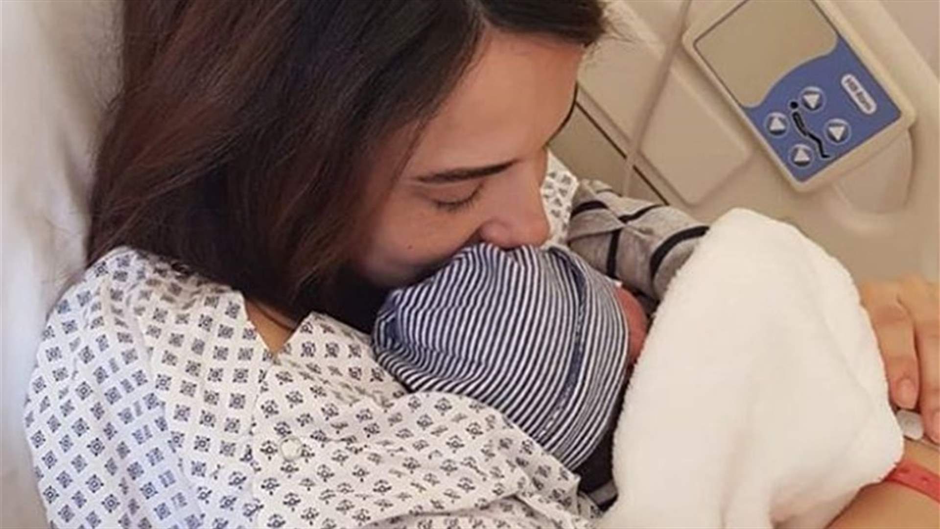 صورة من غرفة المستشفى.. ممثلة لبنانية تُرزق بمولودها الثاني