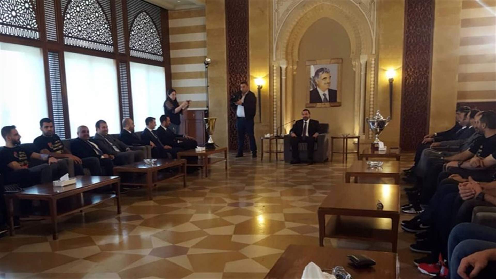 بالصورة- الهومنتمن يهدي كأس البطولة للحريري