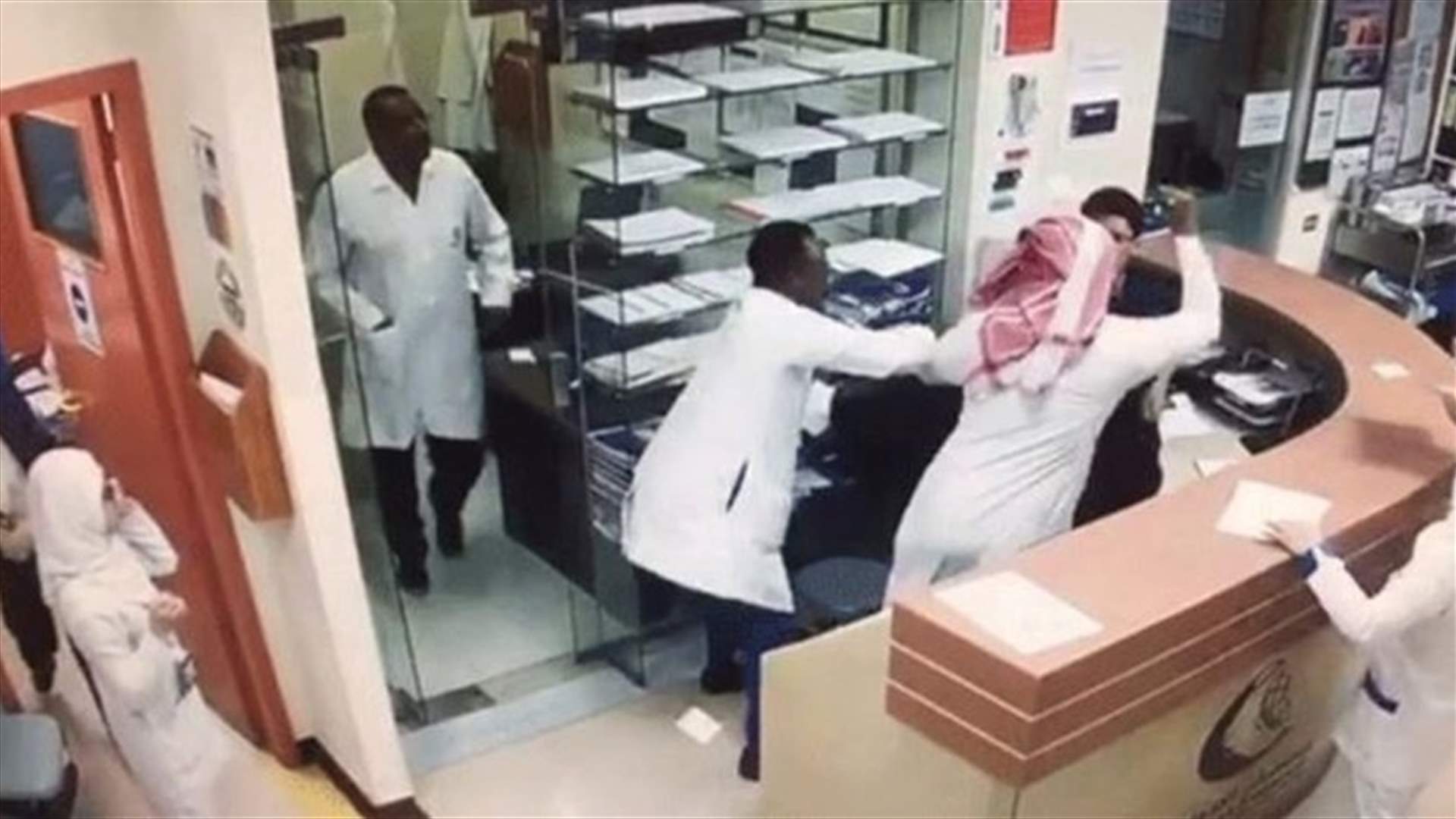 بالفيديو- شاب يطعن ممرضًا في مستشفى سعودي