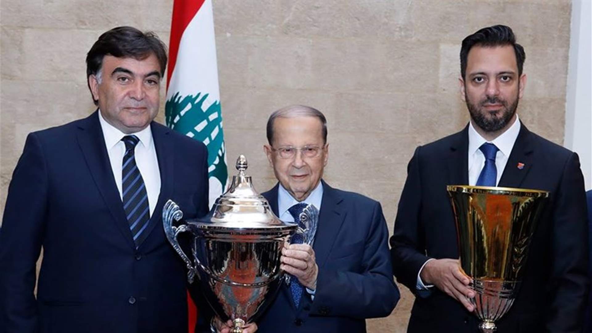 بالصور - الهومنتمن يهدي كأسي لبنان والبطولة  لرئيس الجمهورية
