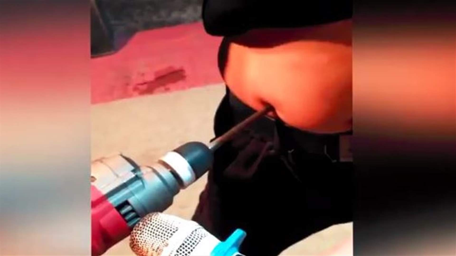 بالفيديو – رجل يستخدم المنشار على رأسه وبطنه ليُظهر قدرته على التحمّل