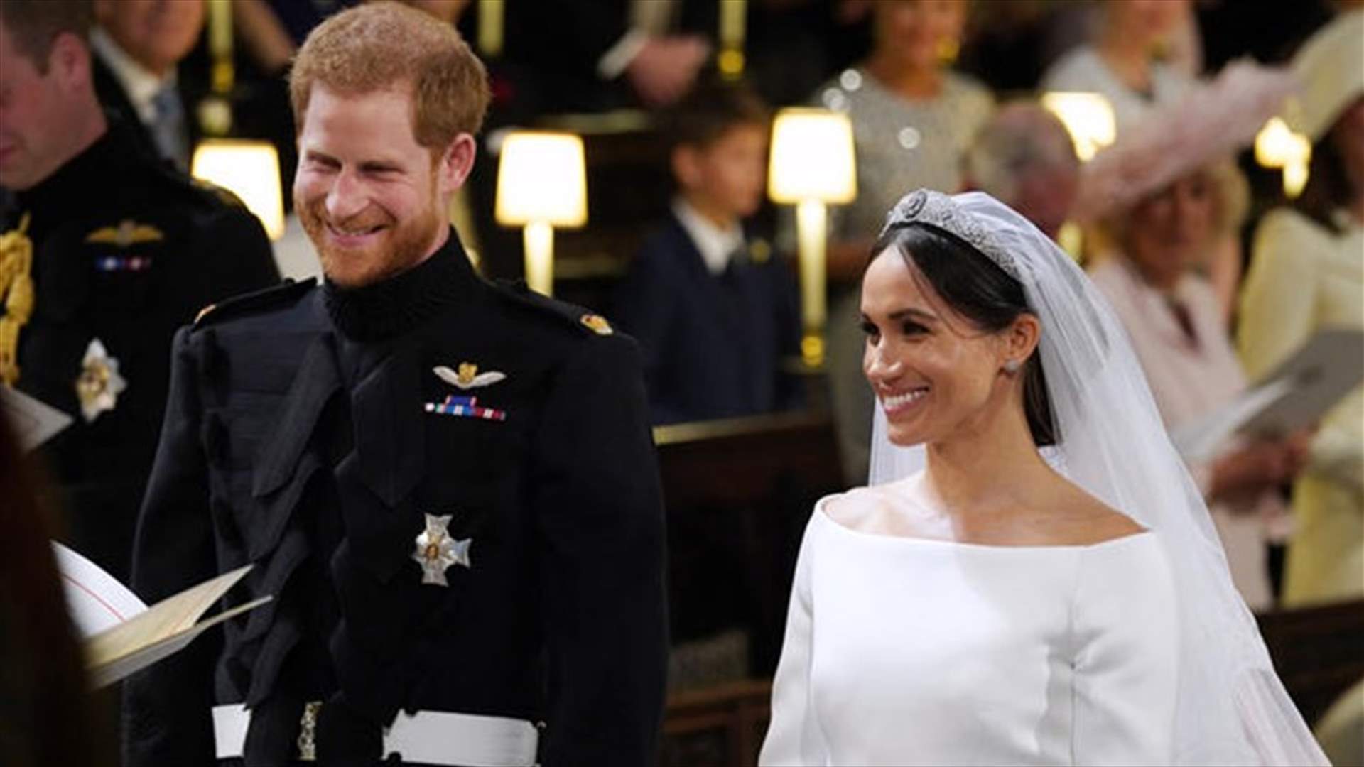 بالفيديو – الأمير هاري يمسح دموعه في حفل زفافه من ميغان ماركل... إليكم السبب!