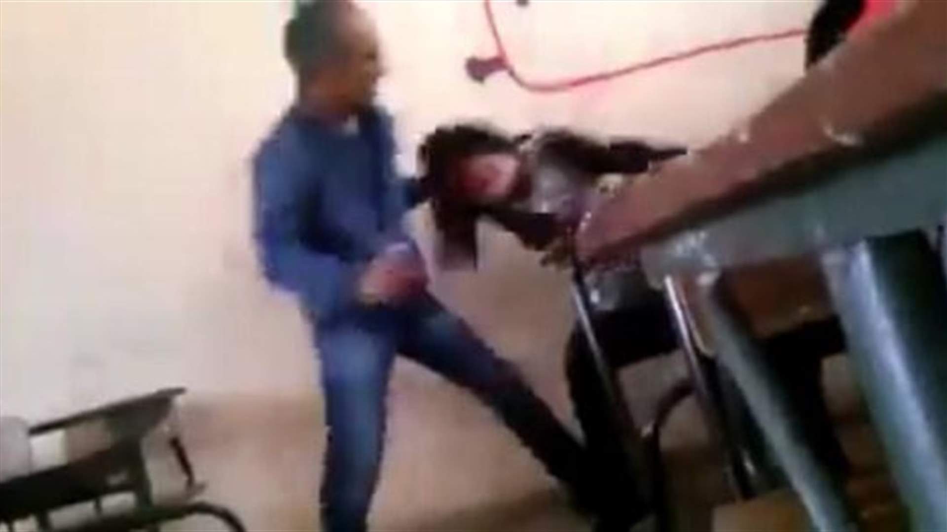 فيديو صادم يهزّ الرأي العام... أستاذ يعتدي على تلميذته ويعنفها بطريقة وحشية