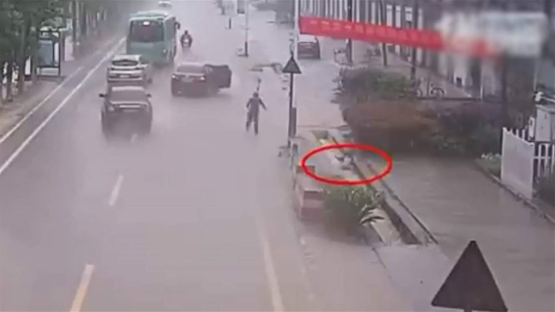 بالفيديو- طفل وقع داخل قناة المياه في الشارع...هذا ما حصل بعدها