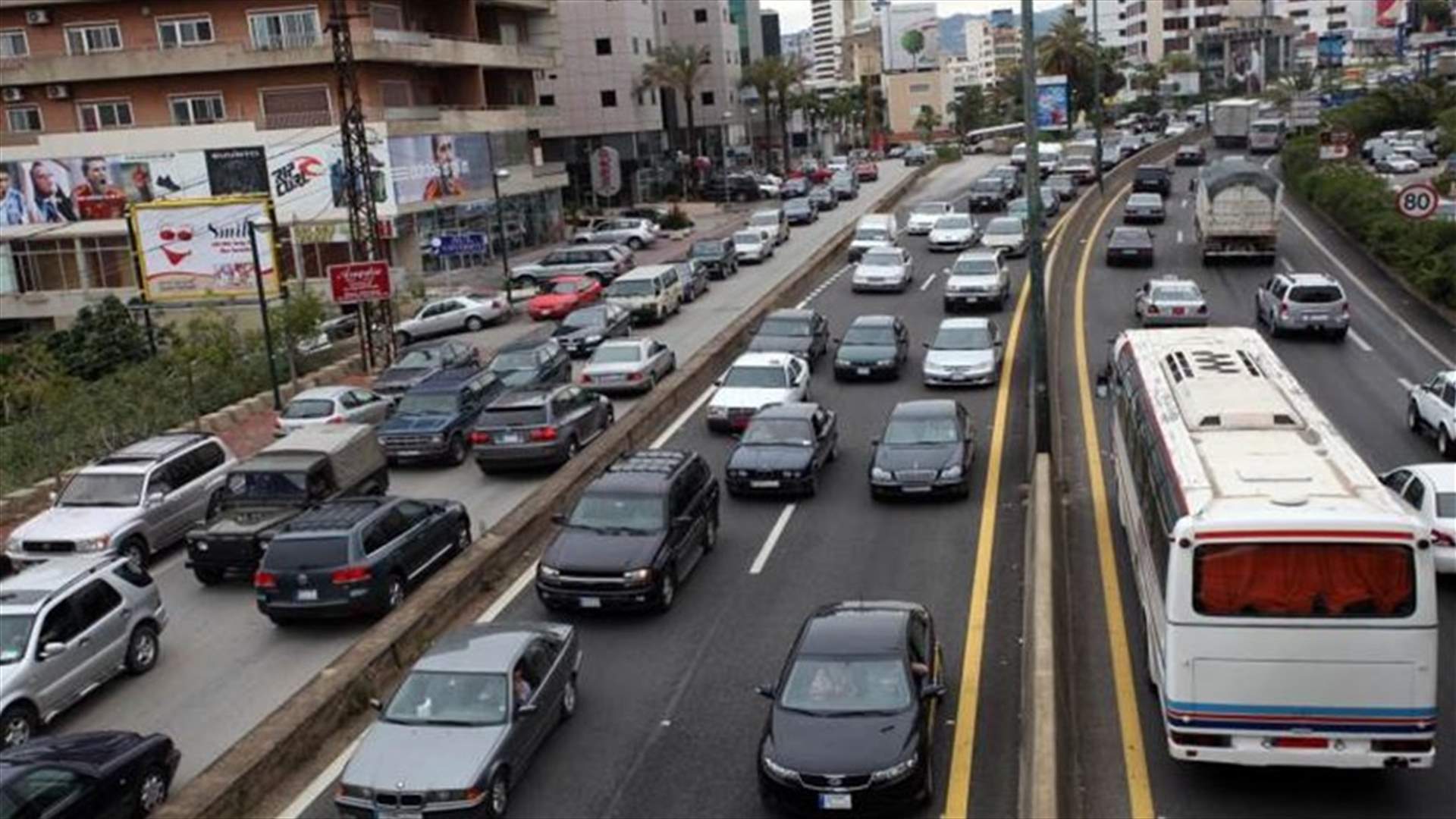 بالصورة - انقلاب حمولة شاحنة على اوتوستراد جونية