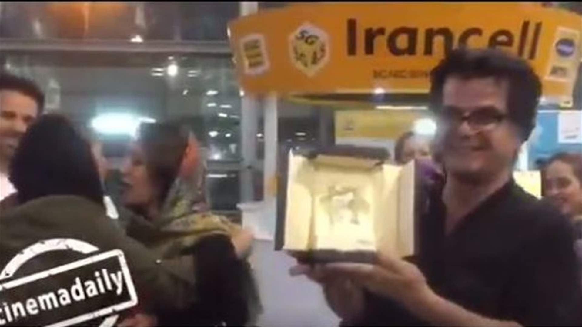 بالفيديو- بعد عدم تمكنه من حضور مهرجان "كان"... بناهي يتسلم جائزته في مطار طهران