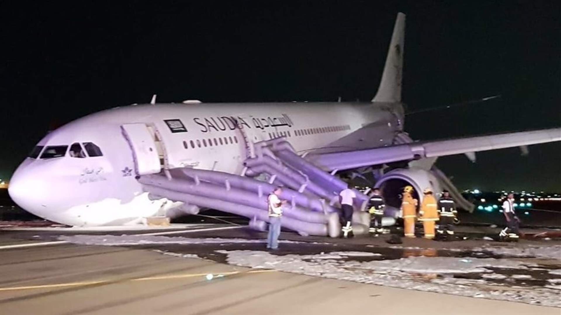53 جريحا اثر هبوط طائرة مدنية سعودية اضطرارياً