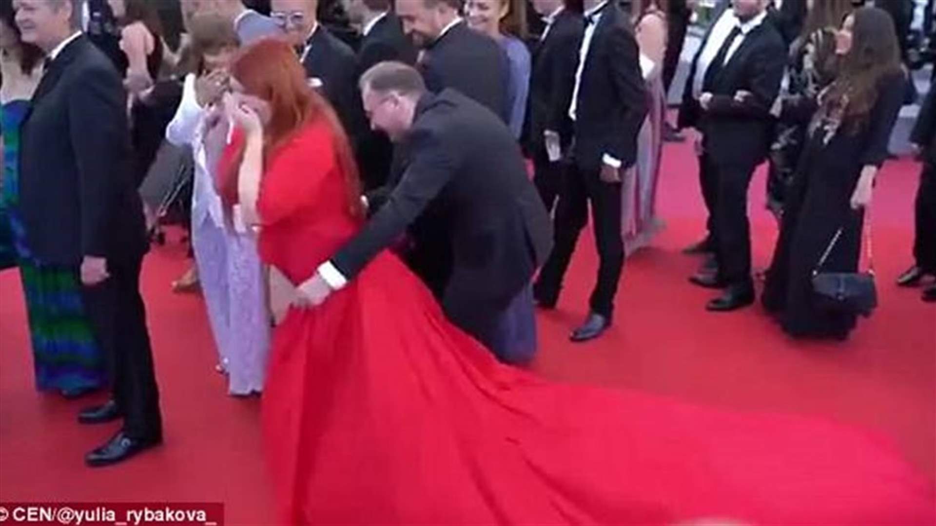 بالفيديو – عارضة أزياء روسية سقطت تنورتها في مهرجان كان السينمائي!