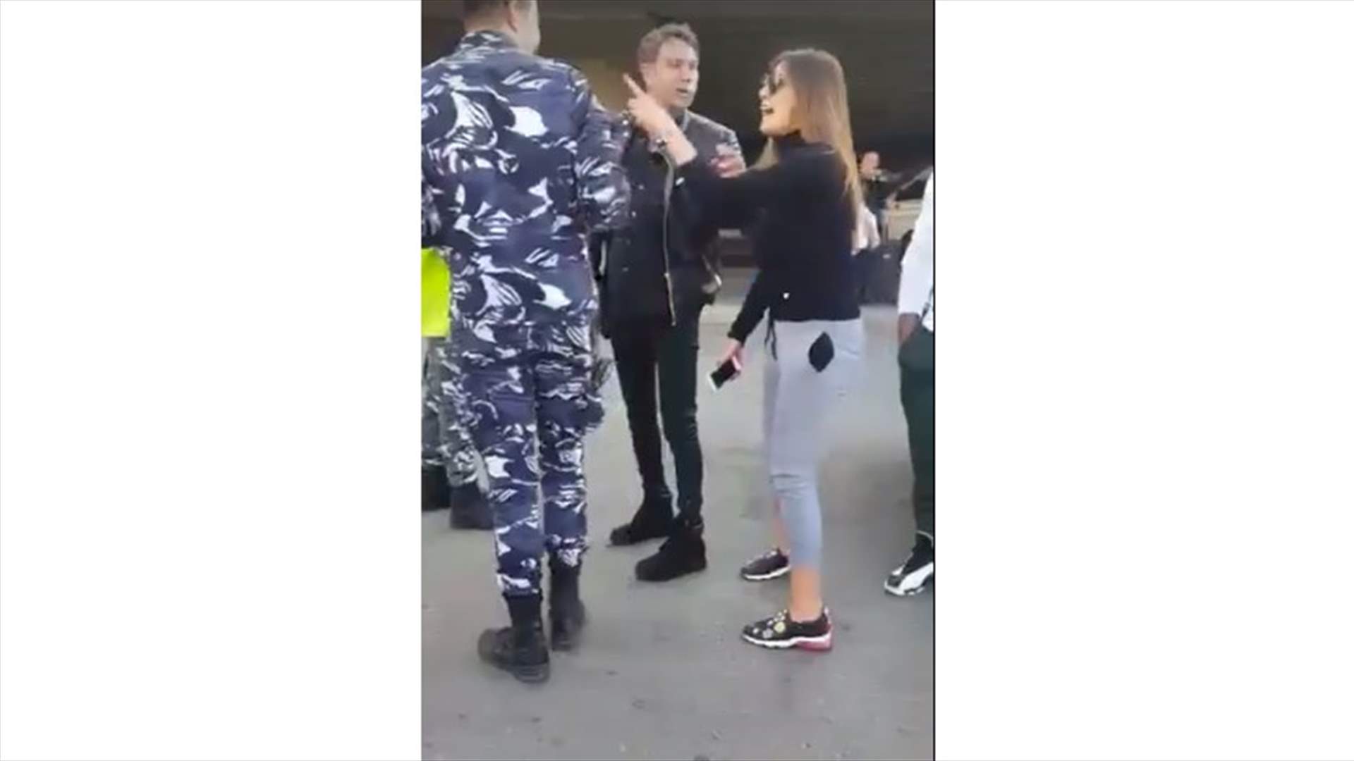 بالفيديو- امرأة تتهجم وتشتم قوى الامن في المطار
