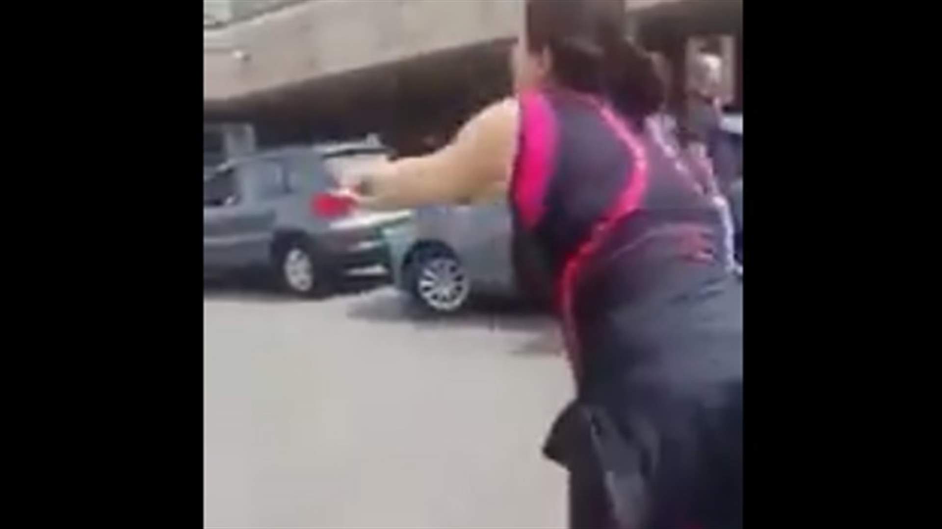 بالفيديو - مواطنة اخرى تنعت عناصر قوى الامن بـ"الكلاب"