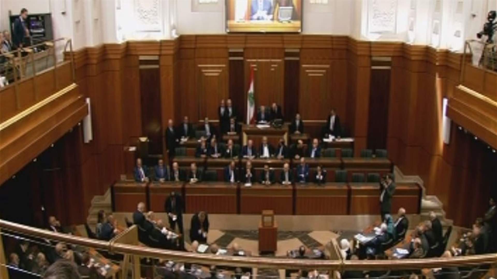 بالصورة- افراد من عائلة بري داخل البرلمان