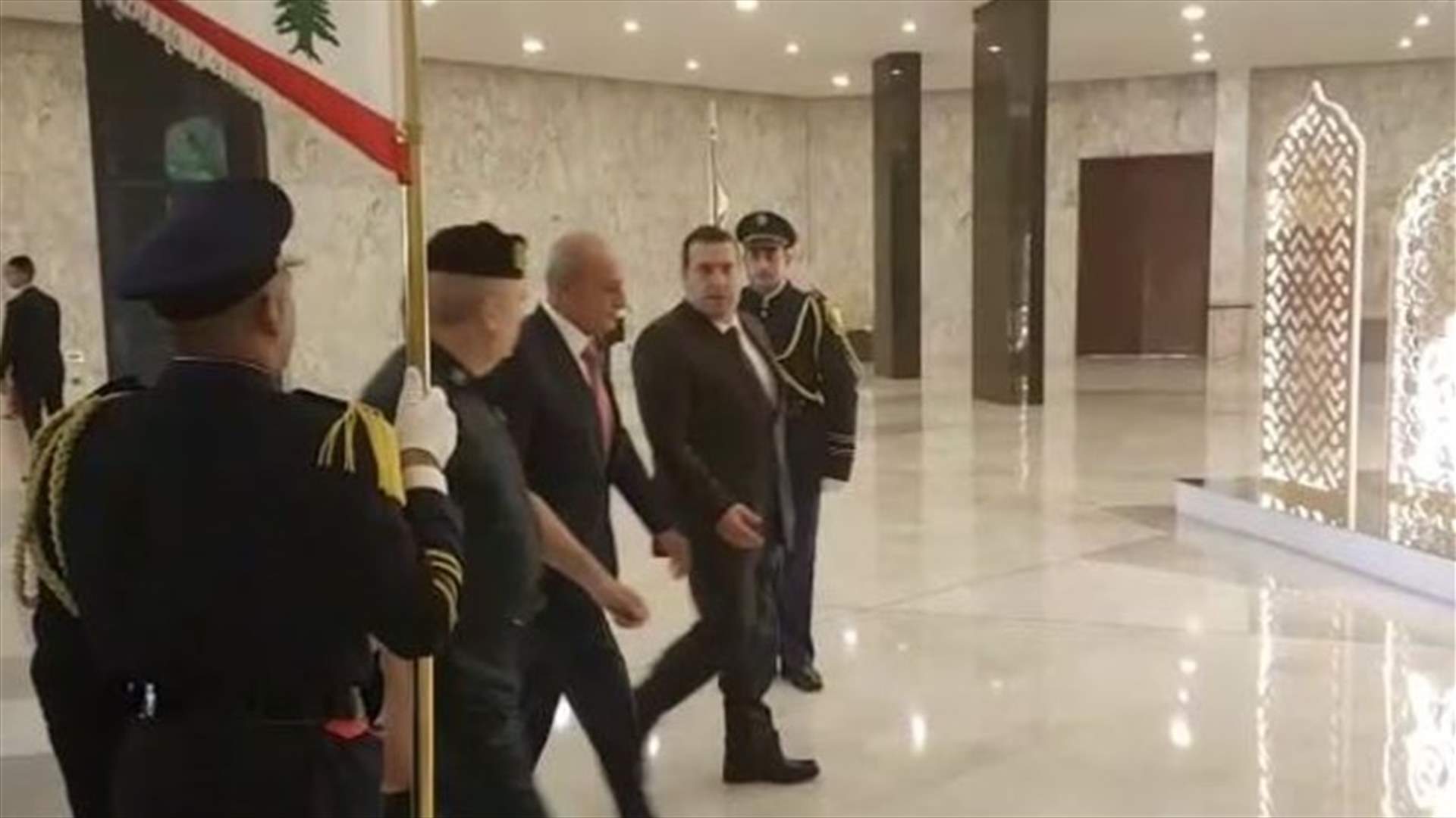 بالصورة - وصول بري الى قصر بعبدا للقاء عون