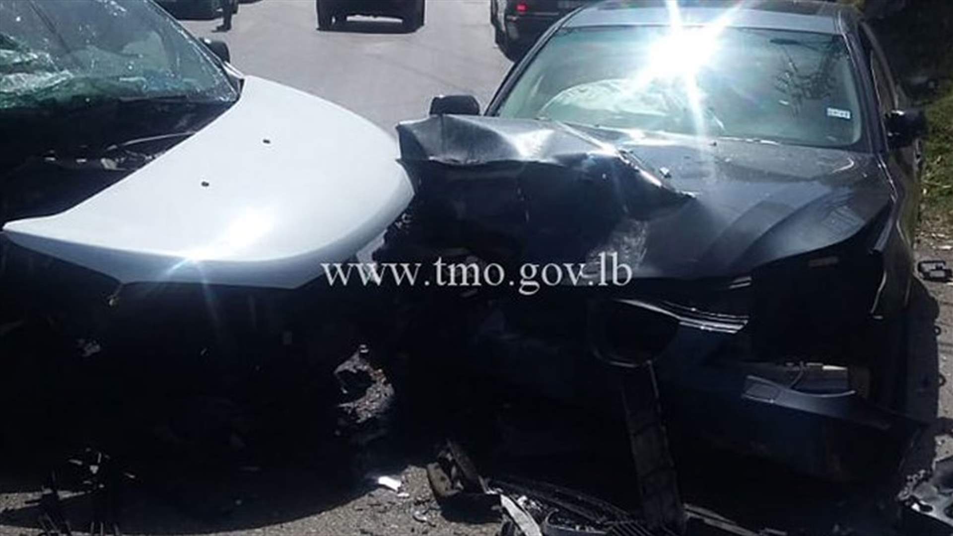بالصورة - جريحان نتيجة تصادم بين مركبتين على طريق عام جعيتا عند مفرق بلونة وحركة المرور كثيفة في المحلة