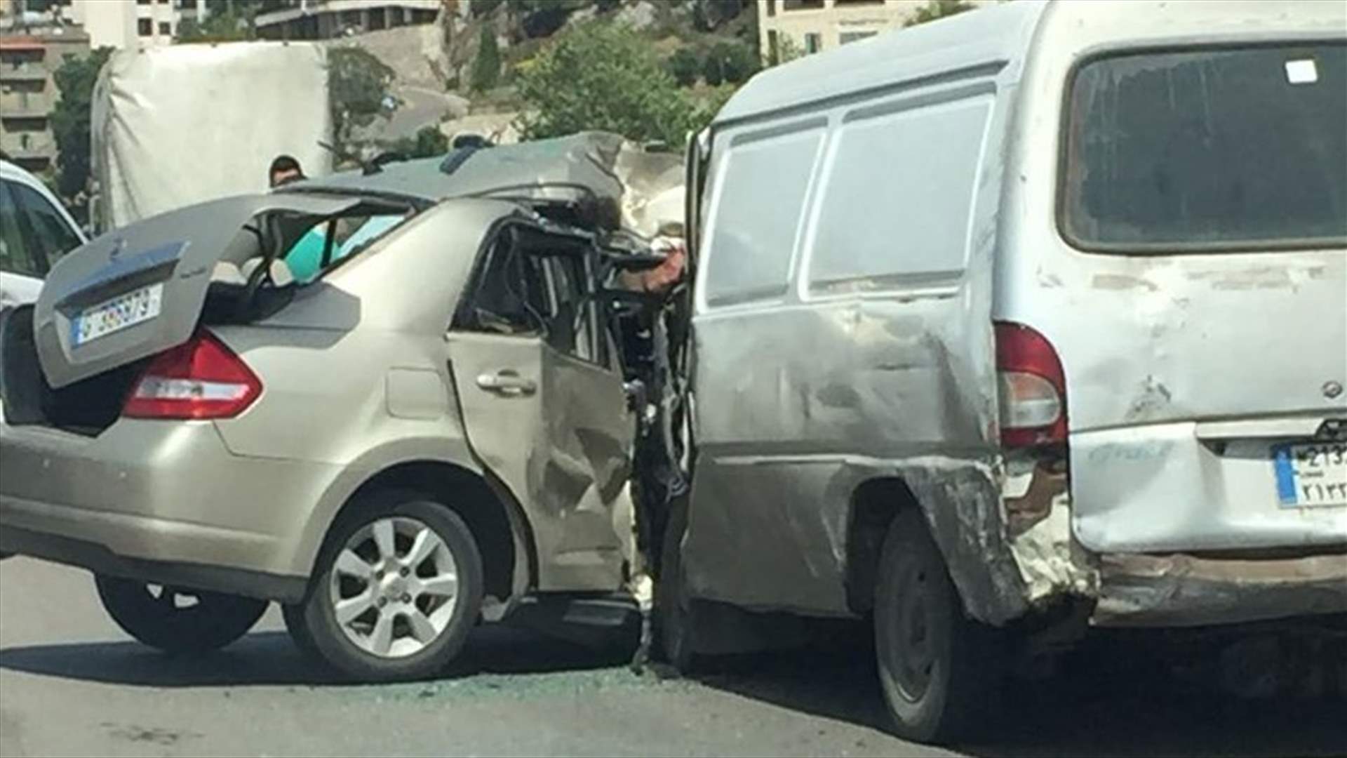 بالصورة- قتيل وجريح في حادث سير بين فان وسيارة على الطريق البحرية بمحاذاة نفق نهر الكلب