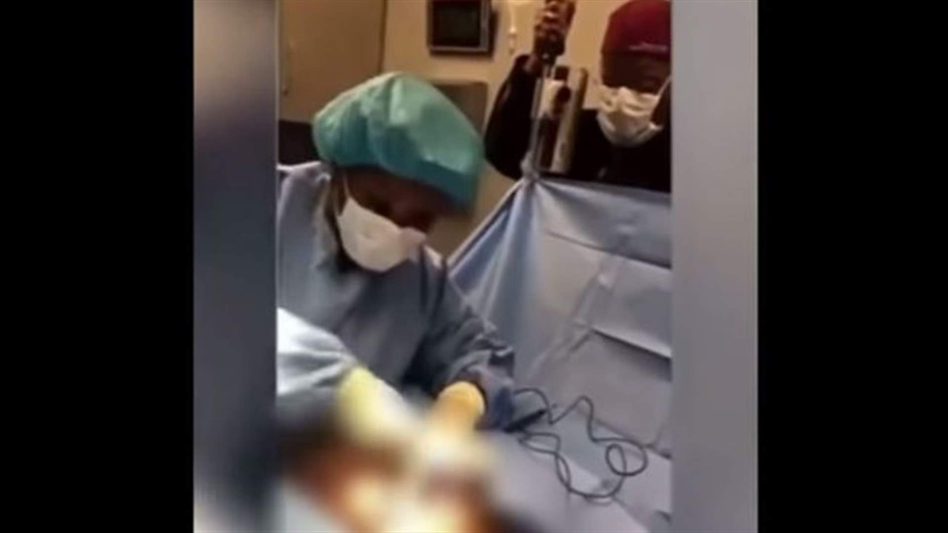 بالفيديو- جرّاحة تجميل تثير موجة من الغضب... ترقص وتغني خلال إجراء العمليات