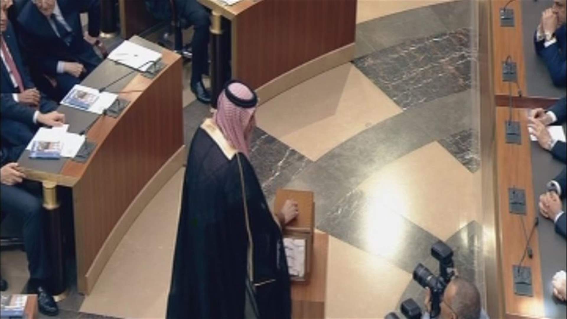 من هو النائب الذي ظهر بلباس عربي داخل الجلسة البرلمانية؟