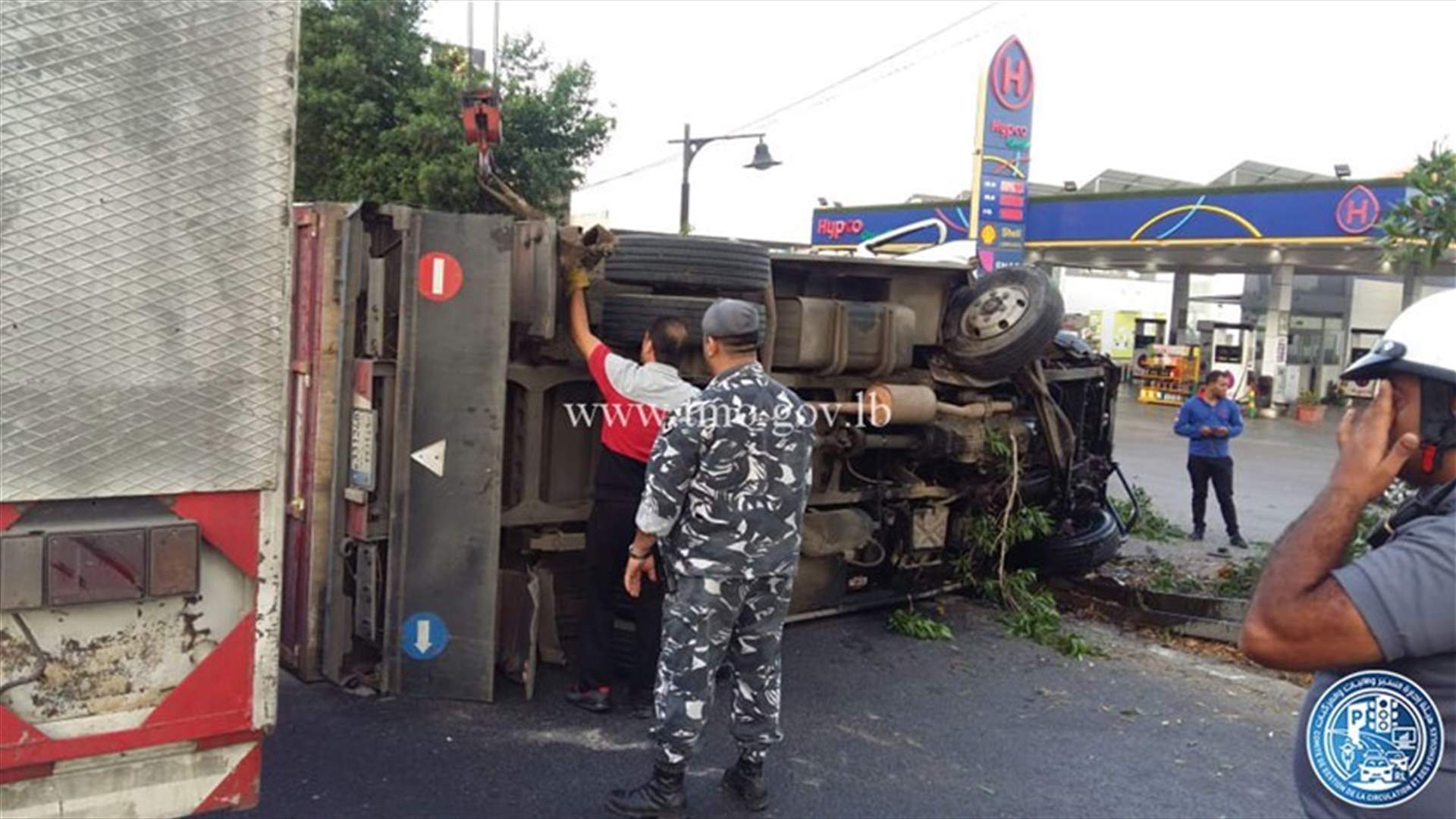 بالصورة- انقلاب بيك آب على اوتوستراد جونيه بعد جسر غزير باتجاه بيروت سبب بازدحام مروري في المحلة