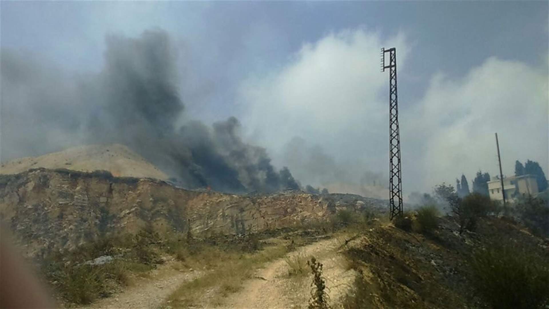 Huge fire erupts in Akkar