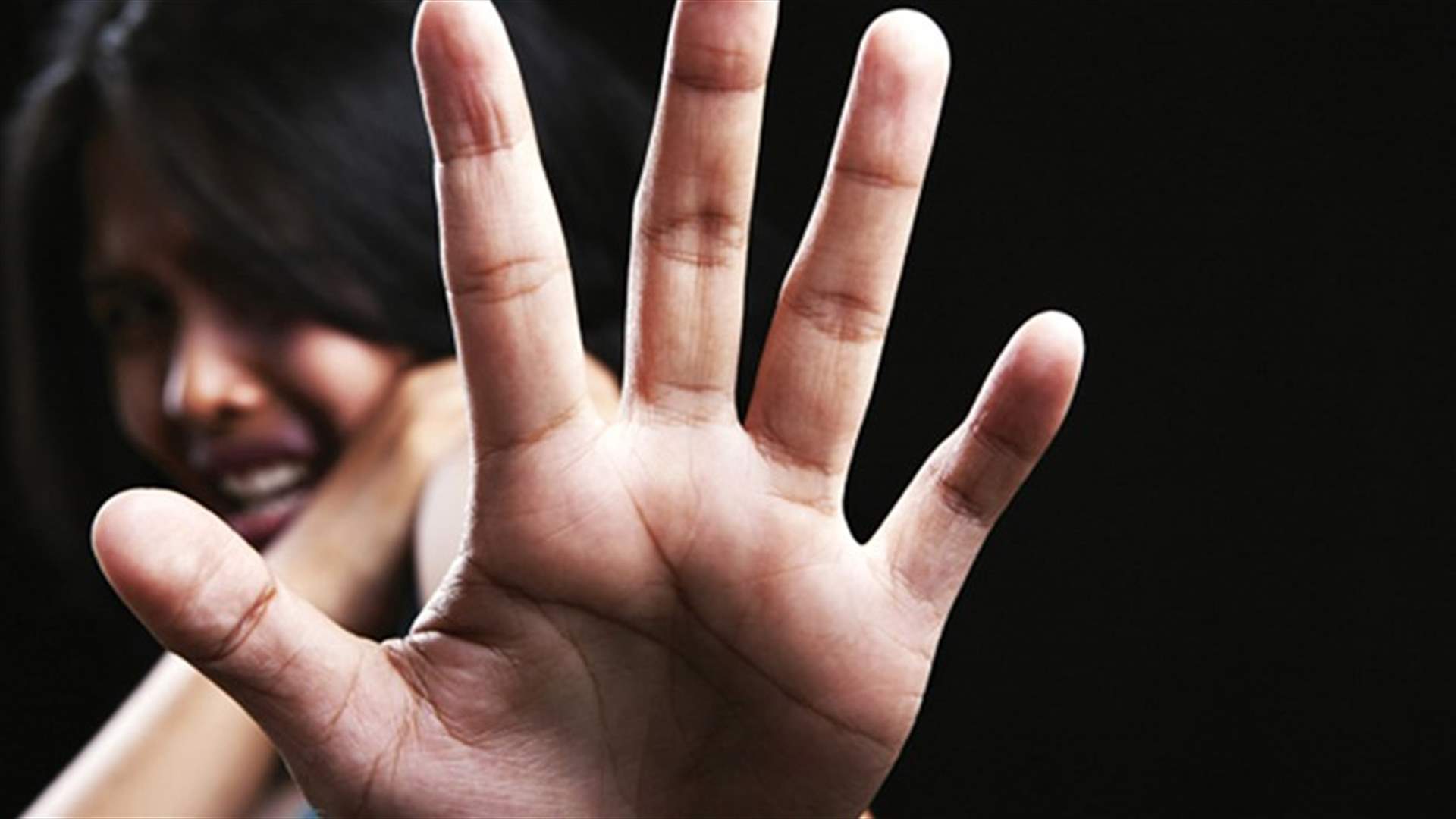 أحرقت وجه خادمتها بأفظع الطرق... فما هو السبب؟