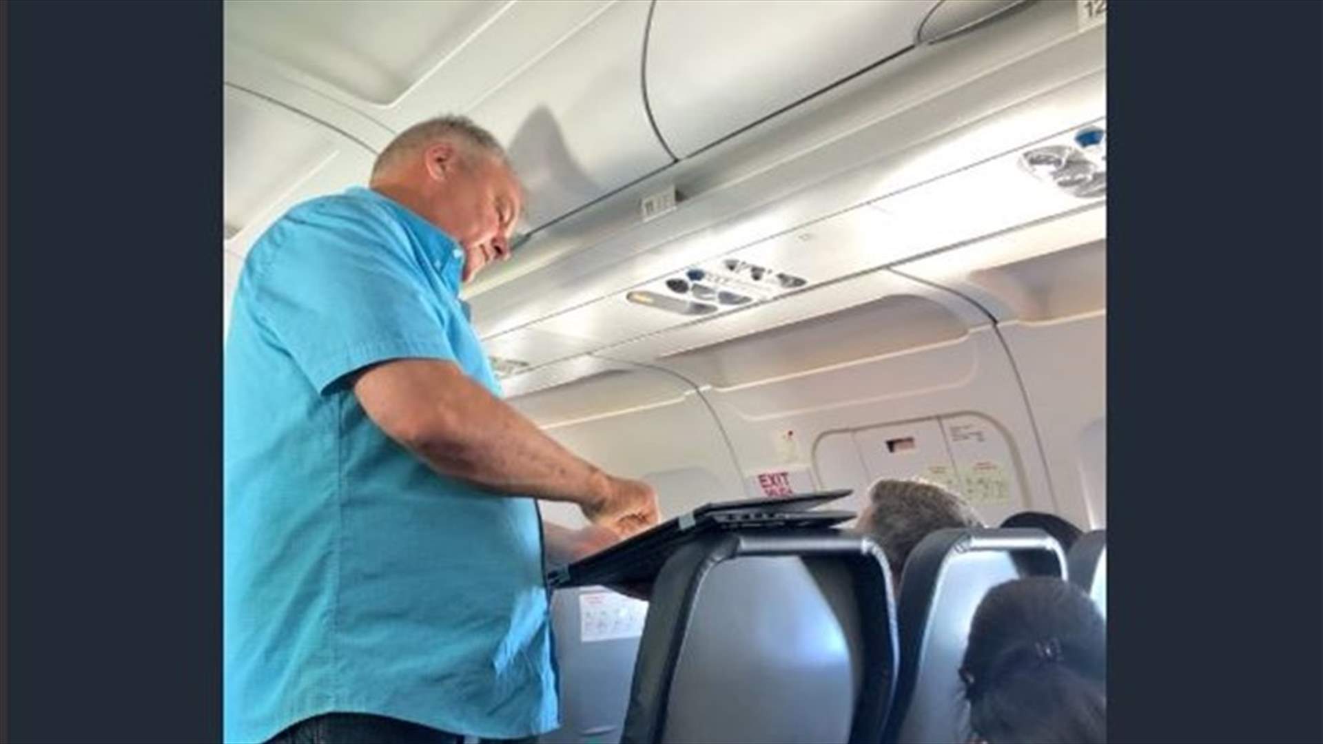 صور من داخل طائرة ضجّت بها الانترنت... رجل فاجأ الجميع بطريقة تعامله مع طفلة