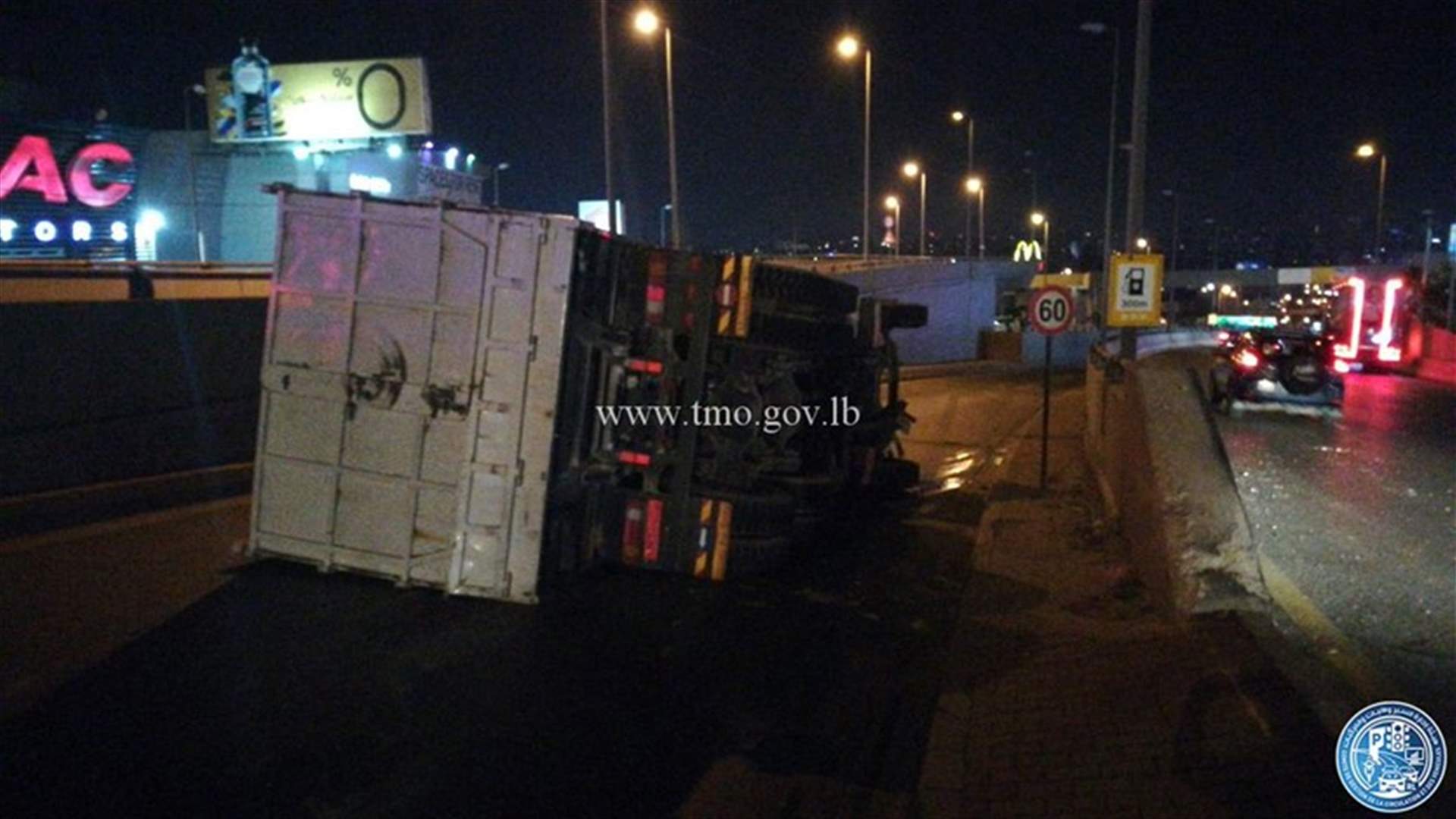جريح بانقلاب شاحنة في مدخل نفق الصياد