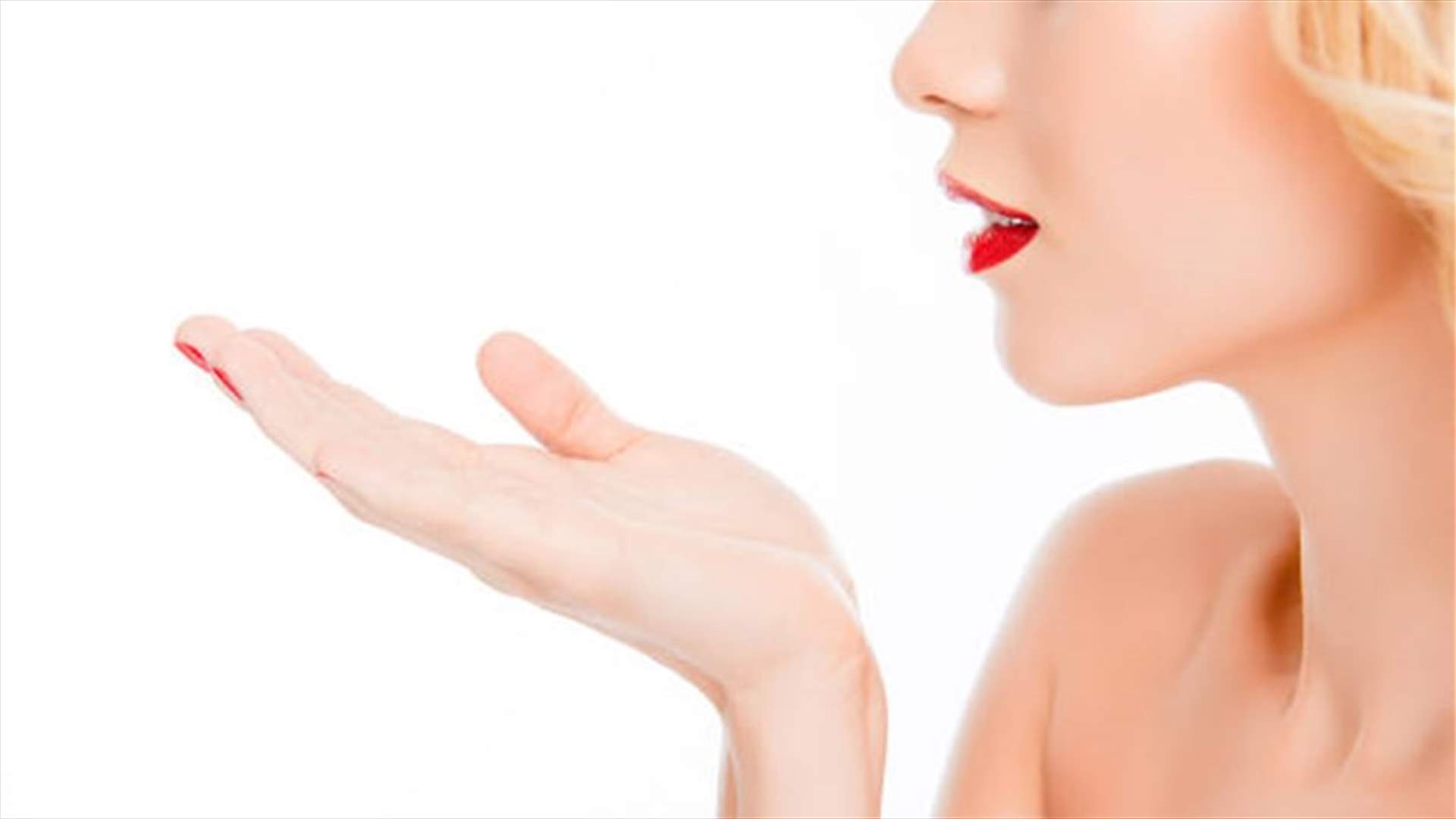 بالفيديو- قبلة وداع لم تنته على ما يرام...ماذا فعلت الحبيبة الحزينة؟