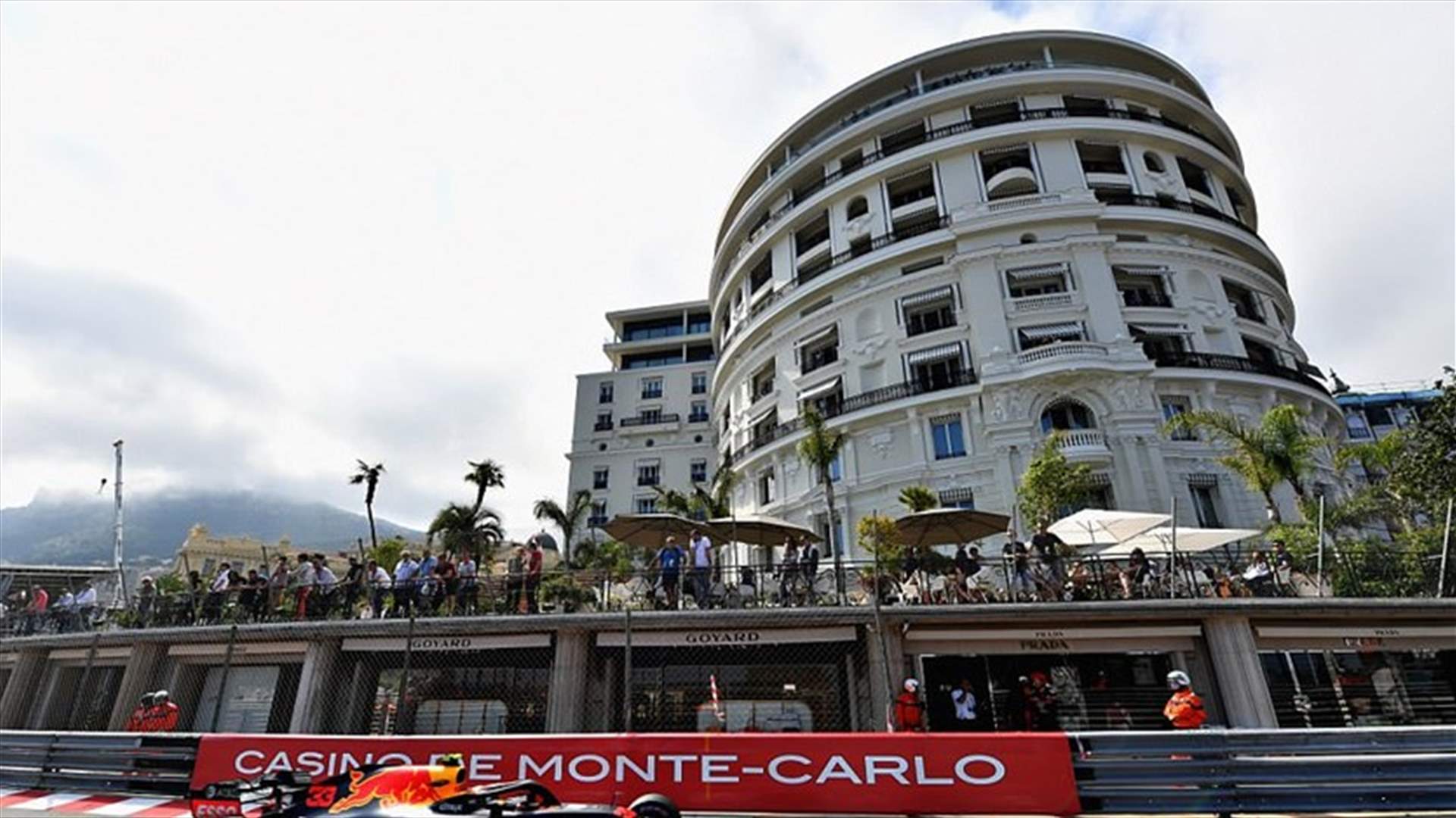 بالصور - امرأة تستجم في موناكو غير مبالية لسباق الفورمولا وان