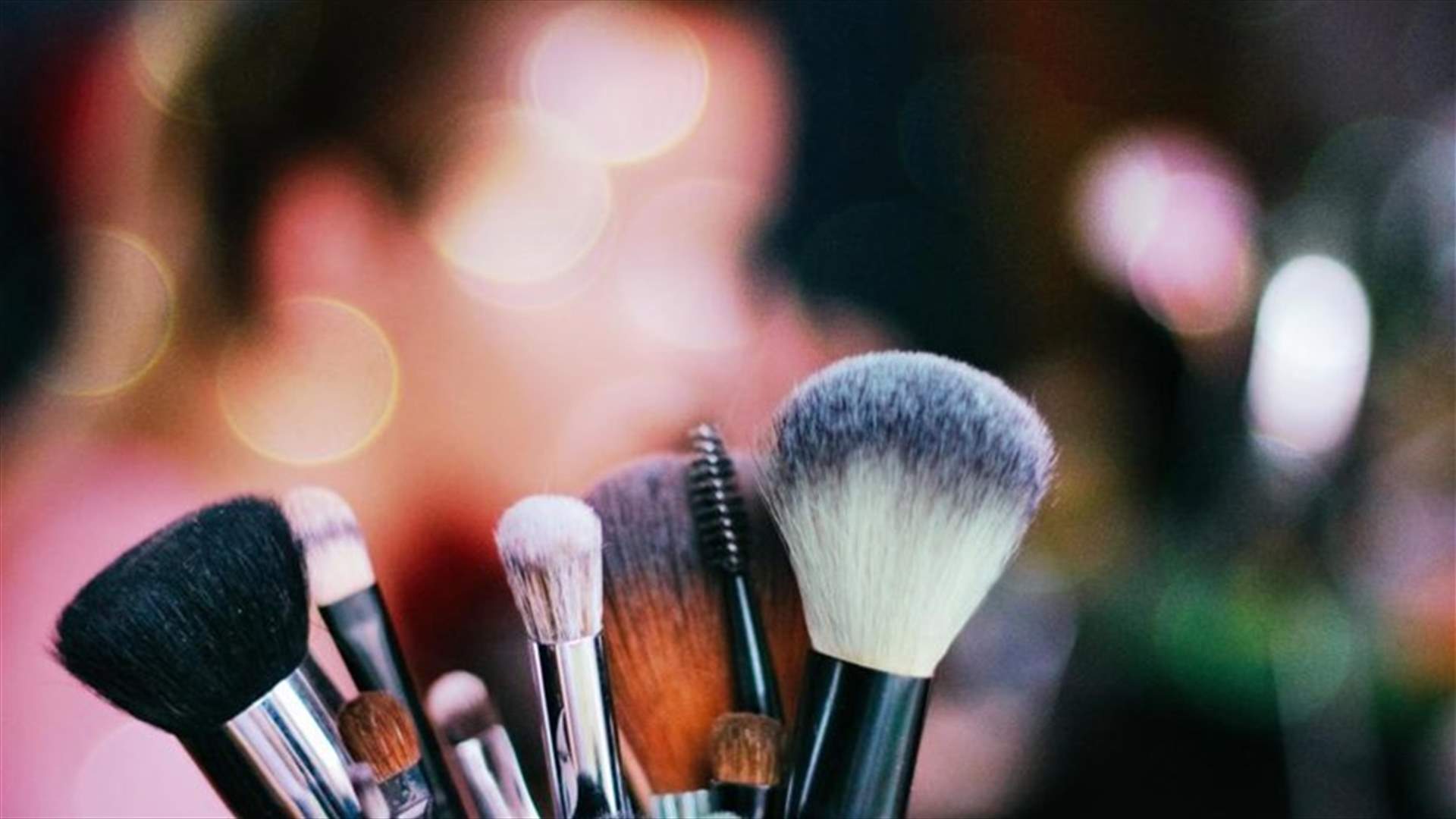 بعد المايكرويف... حيلة غريبة وجديدة لتنظيف فراشي المكياج!